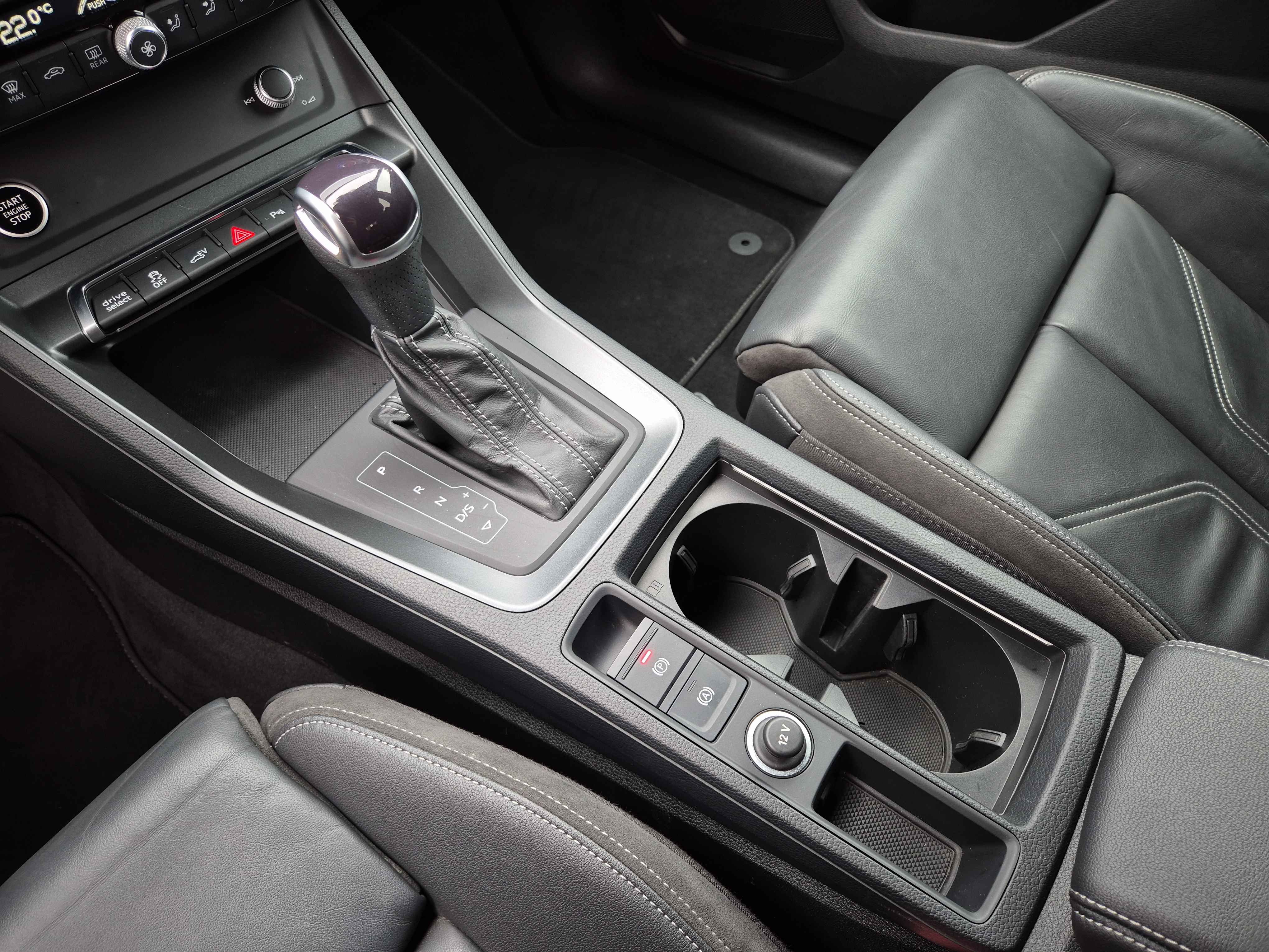 Q3 45 TFSI e AHK Navi S line 2xKlima AHK AUT LED