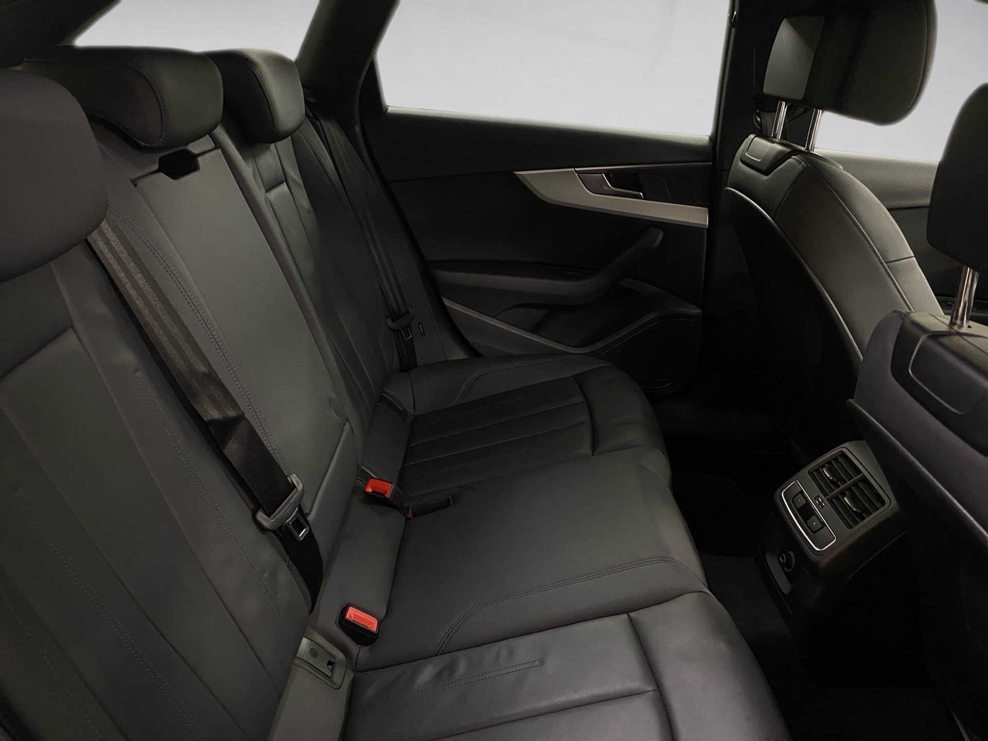 A4 Avant 35 TFSI S line LED Smartphone Interface