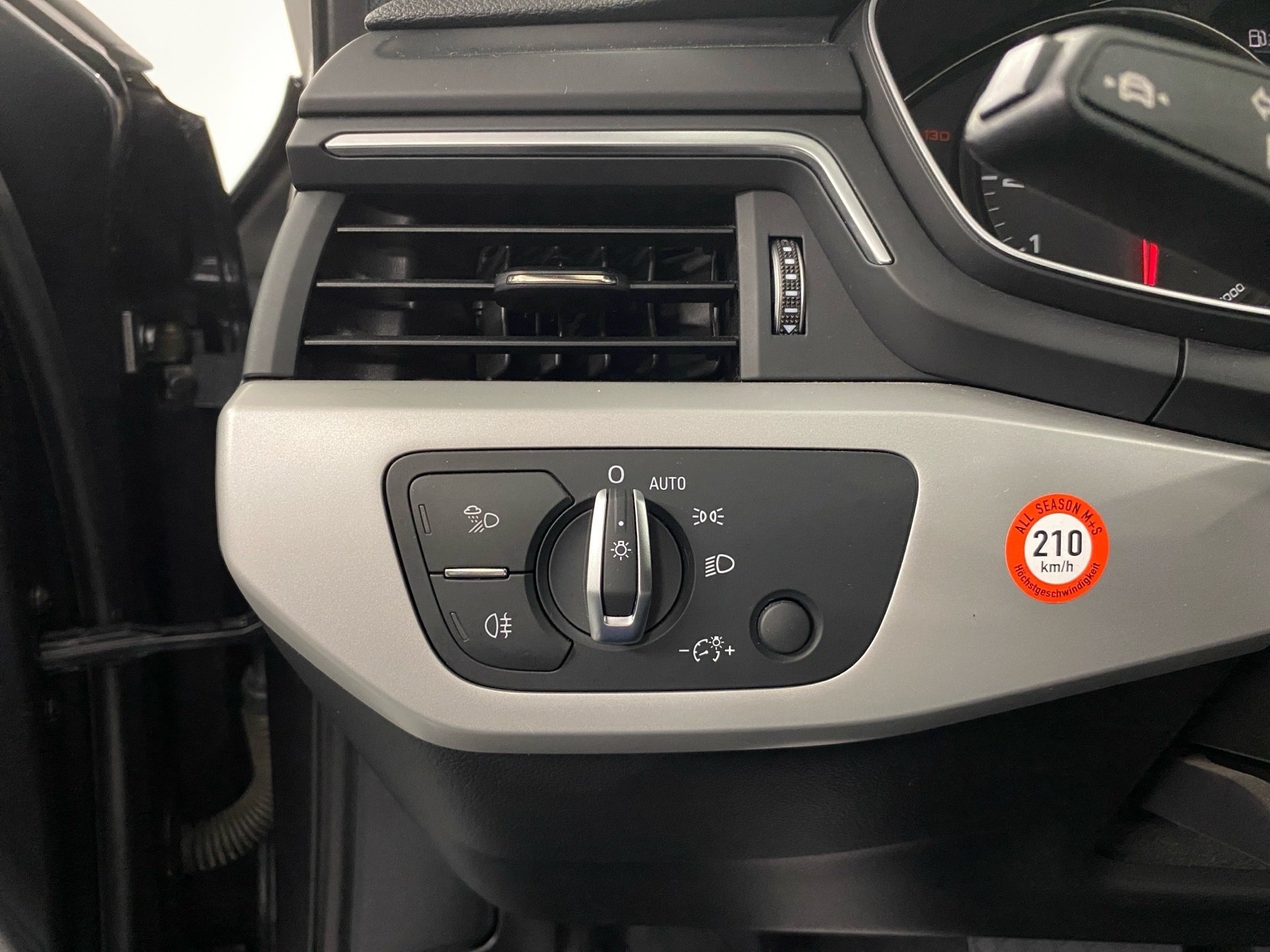 A4 Avant 35 TFSI S line LED Smartphone Interface