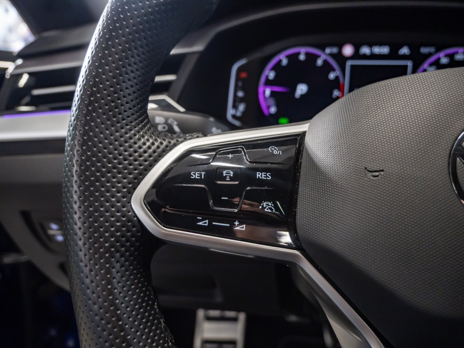 Arteon Shootingbrake R-LINE TSI DSG 4MOTION+ALU 20+HARMAN/KARDON+DCC+360°KAMERA+HUD+STANDHEIZ