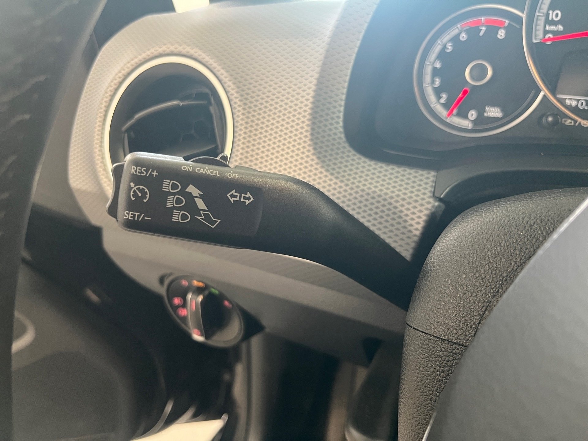 up! ACTIVE+ALU 16+EINPARKHILFE+RÜCKFAHRKAMERA+PLUS-PAKET+SITZHEIZUNG+KLIMA