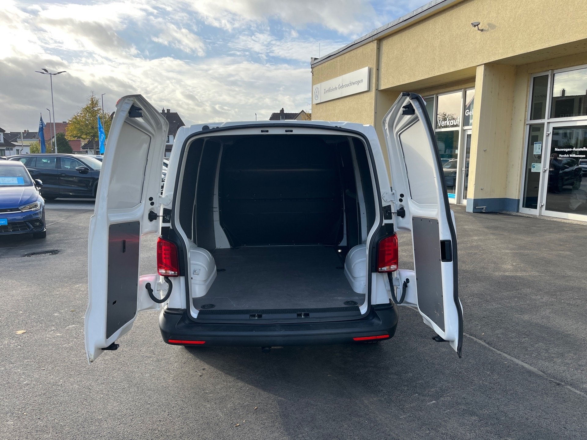 Transporter Kasten TDI DSG+RÜCKFAHRKAMERA+AHK+SITZHEIZUNG+NAVI+LED+APP CONNECT+TEMPOMAT