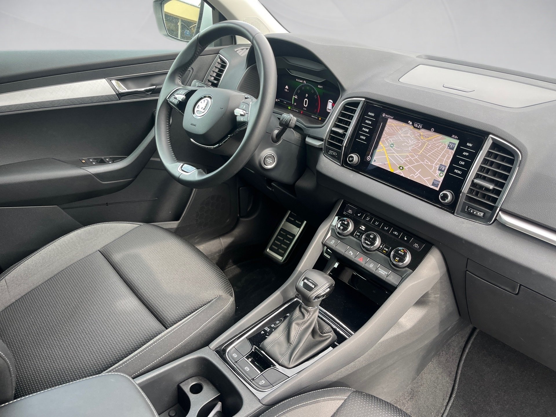 Karoq AMBITION TSI+ALU 17+RÜCKFAHRKAMERA+ACC+AHK+SPRACHSTEUERUNG+LED