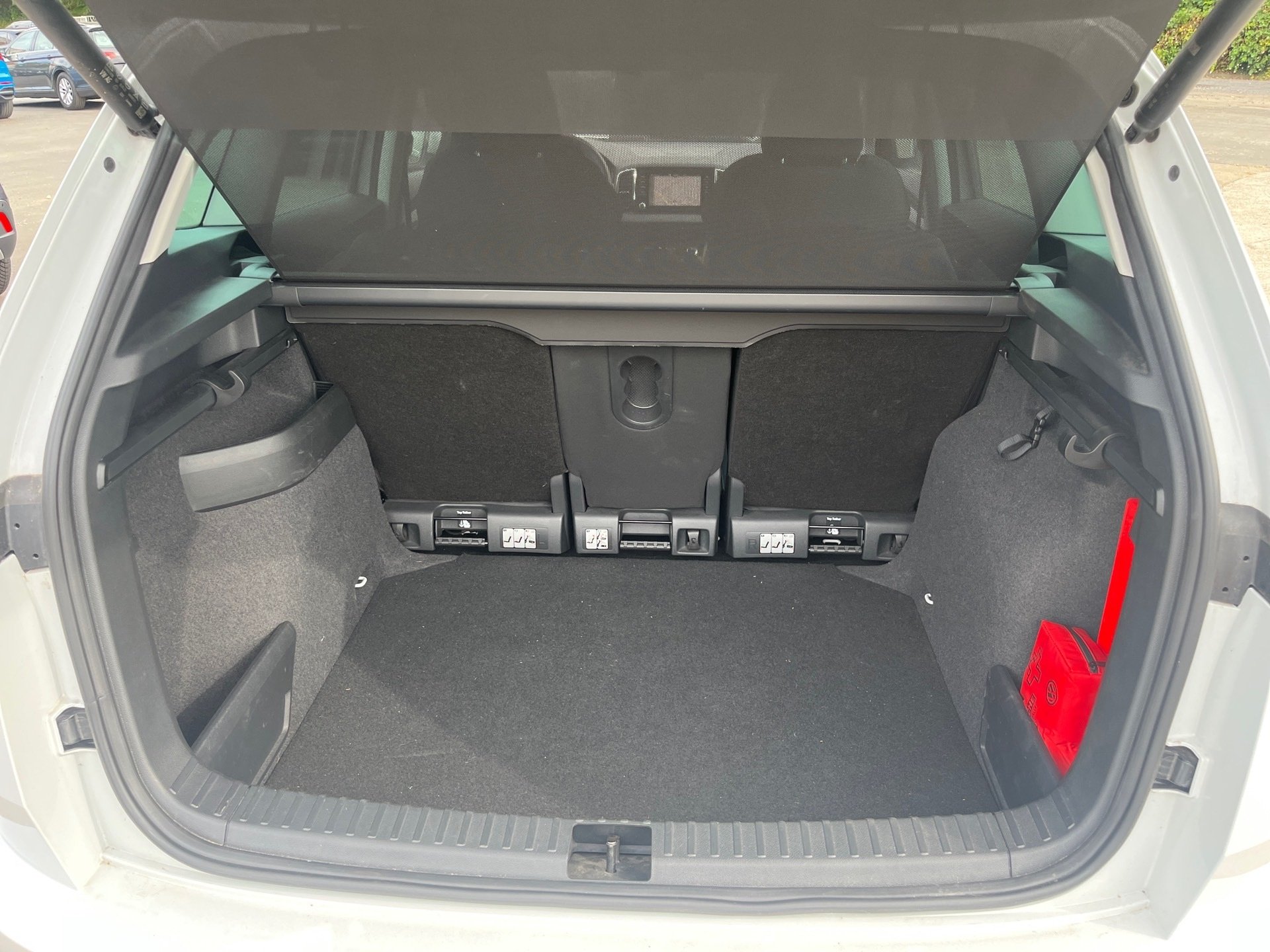 Karoq AMBITION TSI+ALU 17+RÜCKFAHRKAMERA+ACC+AHK+SPRACHSTEUERUNG+LED