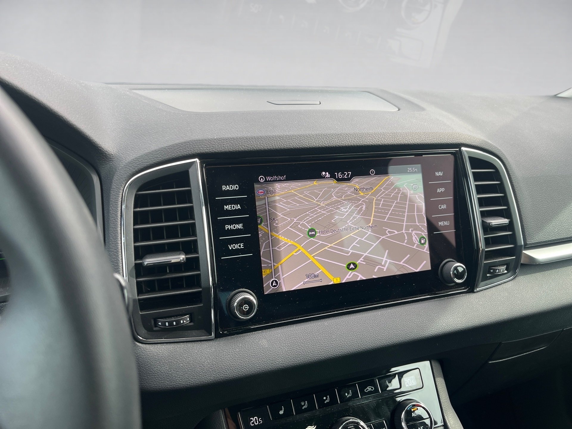 Karoq AMBITION TSI+ALU 17+RÜCKFAHRKAMERA+ACC+AHK+SPRACHSTEUERUNG+LED