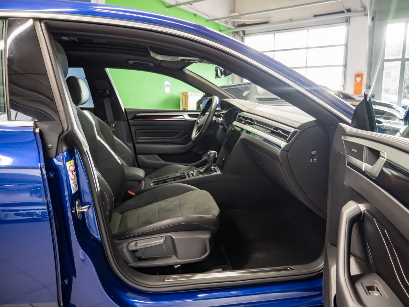 Arteon Shootingbrake R-LINE TDI DSG 4MOTION+ALU 20+DCC+HARMAN/KARDON+PANO+LED-MATRIX+NAVI PRO