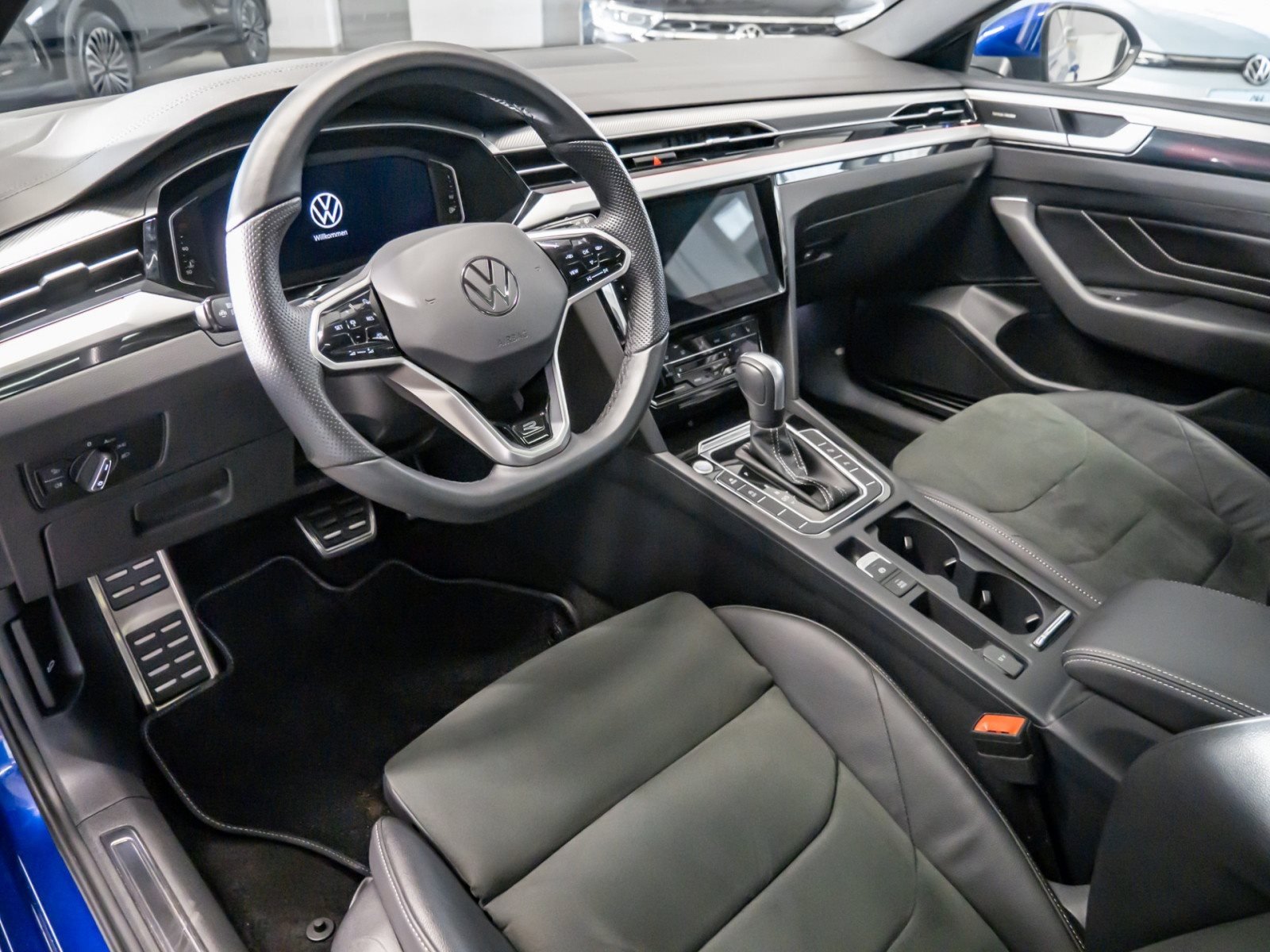 Arteon Shootingbrake R-LINE TDI DSG 4MOTION+ALU 20+DCC+HARMAN/KARDON+PANO+LED-MATRIX+NAVI PRO