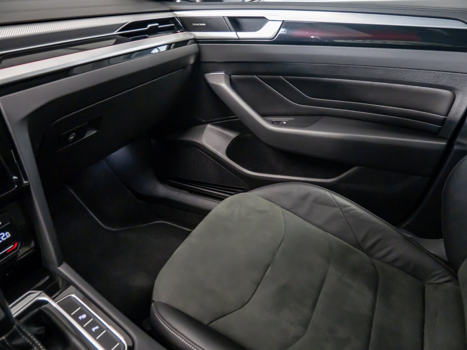 Arteon Shootingbrake R-LINE TDI DSG 4MOTION+ALU 20+DCC+HARMAN/KARDON+PANO+LED-MATRIX+NAVI PRO