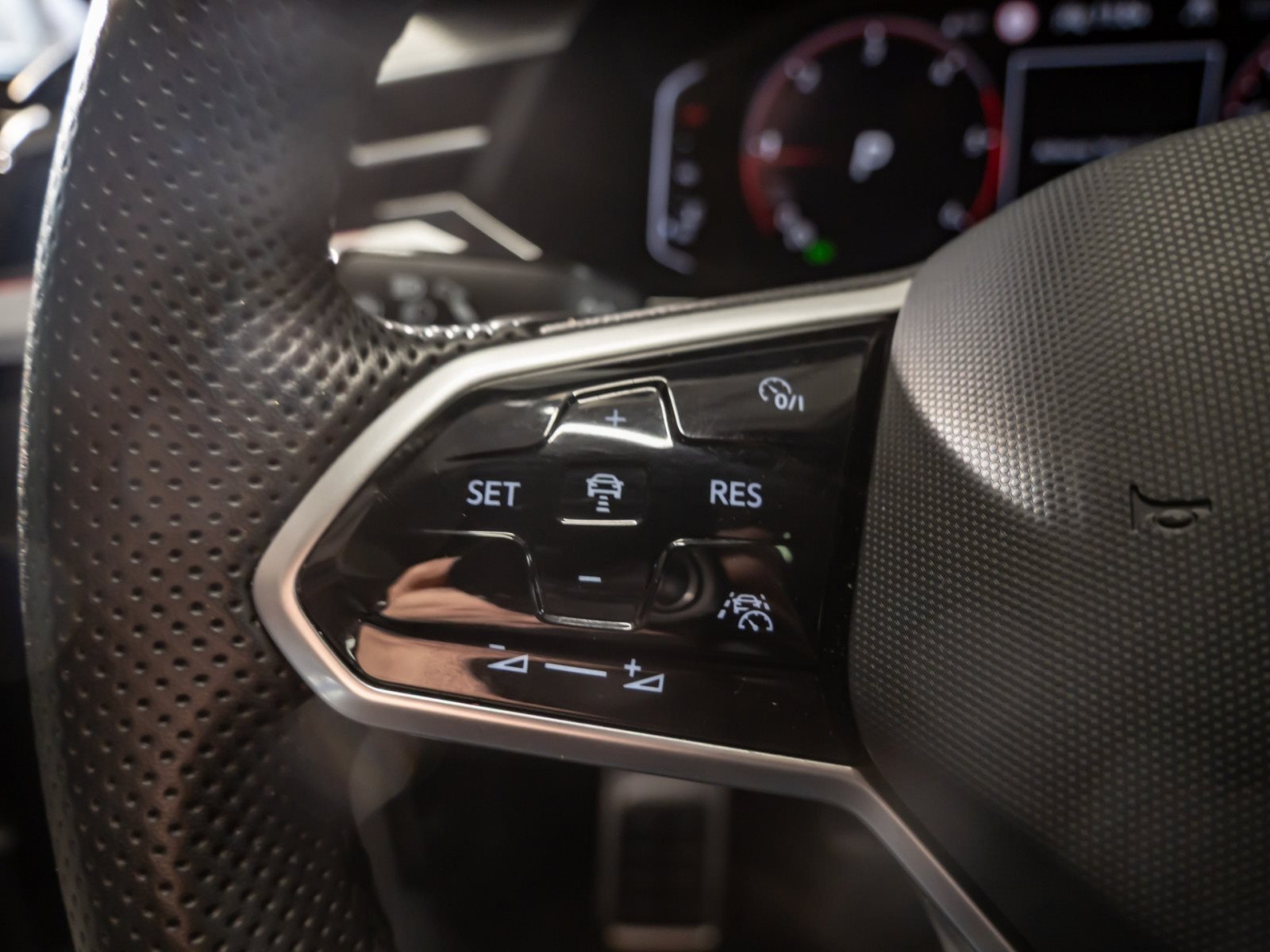 Arteon Shootingbrake R-LINE TDI DSG 4MOTION+ALU 20+DCC+HARMAN/KARDON+PANO+LED-MATRIX+NAVI PRO