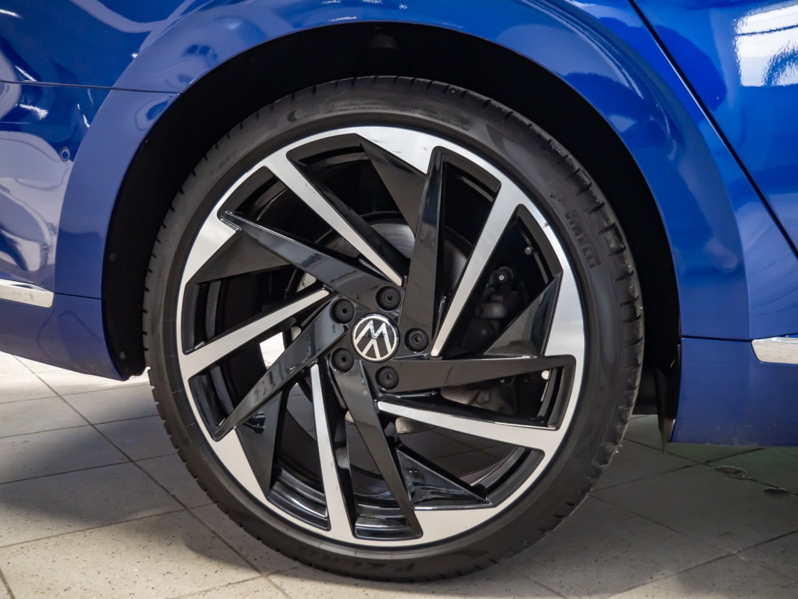 Arteon Shootingbrake R-LINE TDI DSG 4MOTION+ALU 20+DCC+HARMAN/KARDON+PANO+LED-MATRIX+NAVI PRO