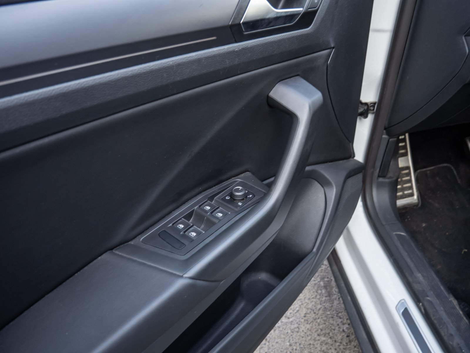 T-Roc Cabriolet R-LINE TSI DSG+ALU 19+LEDER+LED+NAVI+ACC+SPORTFAHRWERK+APP CONNECT+KLIMA