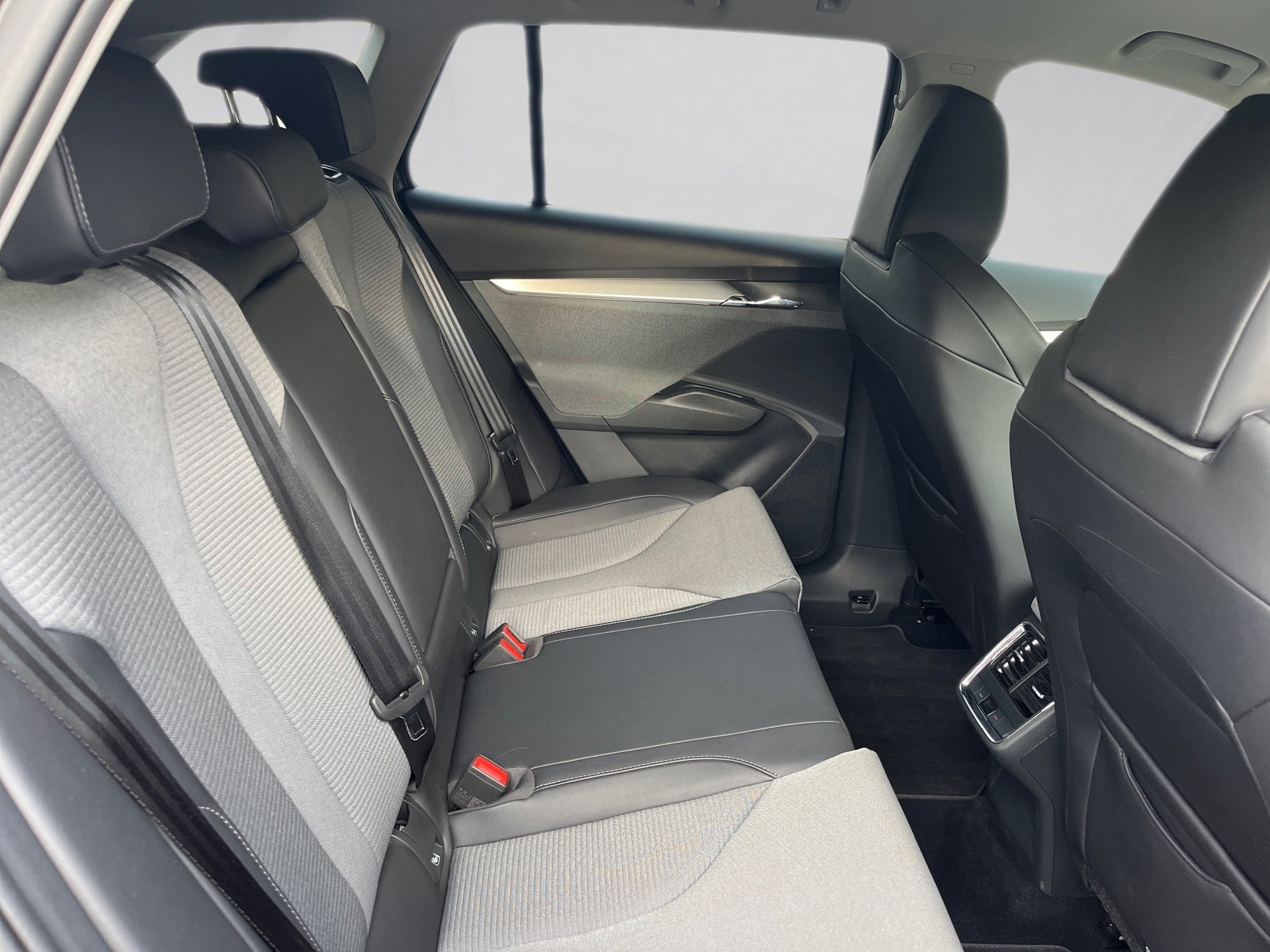 Enyaq iV 60+ALU 19+RÜCKFAHRKAMERA+KEYLESS+NAVI+LED+MIRROR LINK+EINPARKHILFE