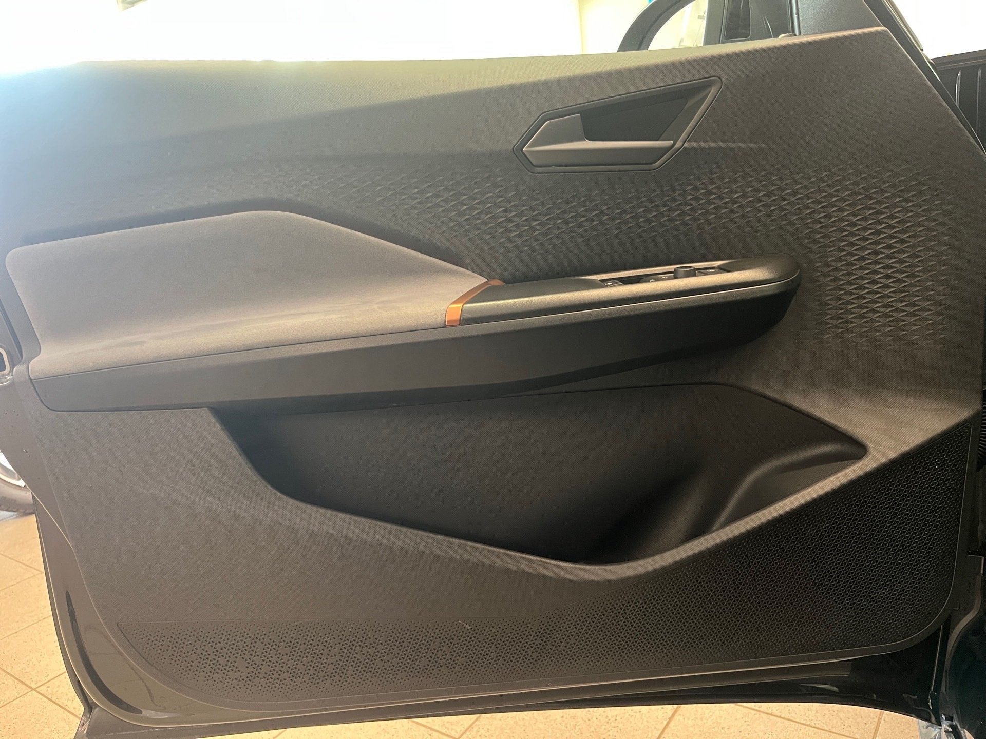 Born ALU 19+RÜCKFAHRKAMERA+AR HUD+KEYLESS+WÄRMEPUMPE+LED+MIRROR LINK+KLIMA