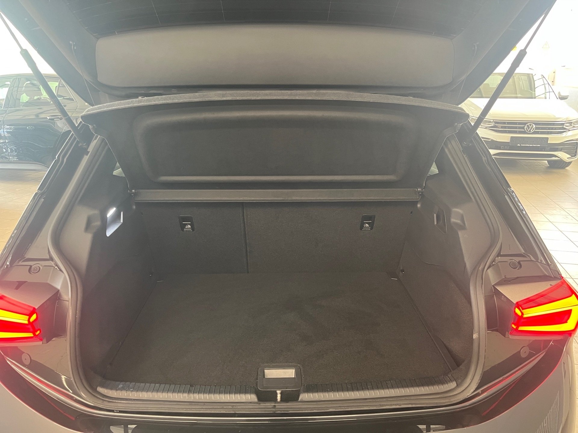 Born ALU 19+RÜCKFAHRKAMERA+AR HUD+KEYLESS+WÄRMEPUMPE+LED+MIRROR LINK+KLIMA