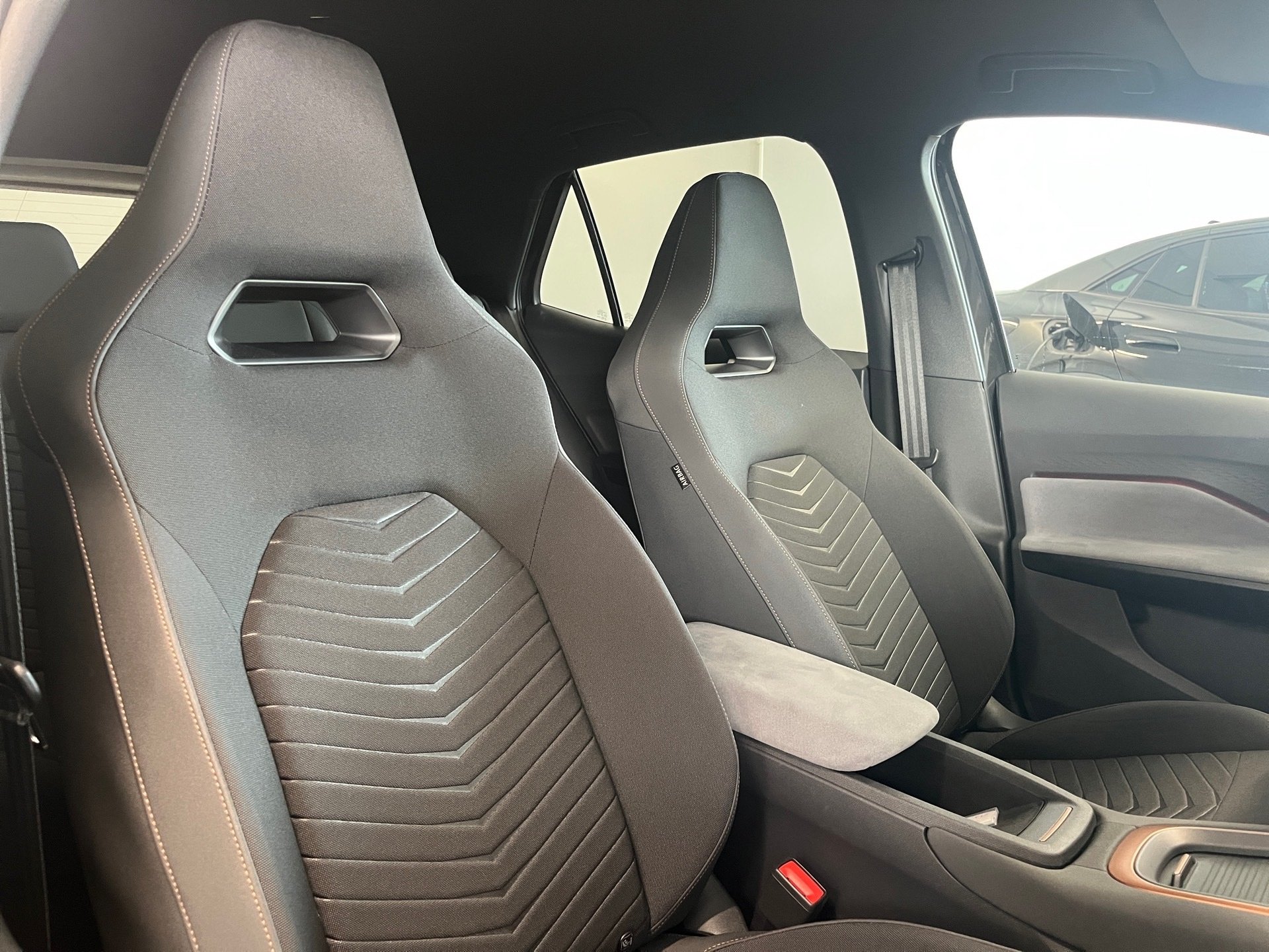 Born ALU 19+RÜCKFAHRKAMERA+AR HUD+KEYLESS+WÄRMEPUMPE+LED+MIRROR LINK+KLIMA