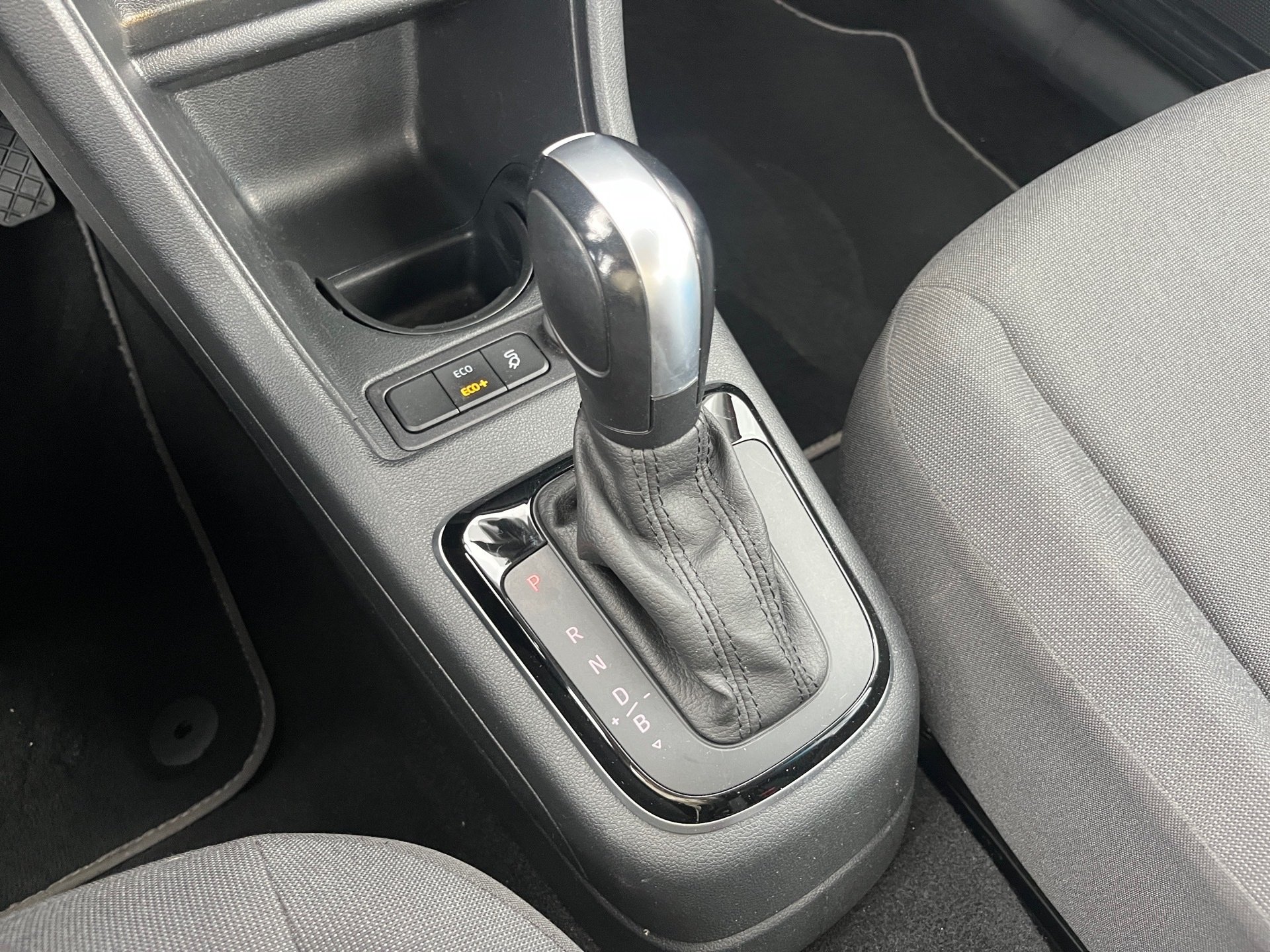 e-up! MOVE+RÜCKFAHRKAMERA++KOMFORTPAKET+EINPARKHILFE+KLIMA+RADIO+USB+REGENSENSOR