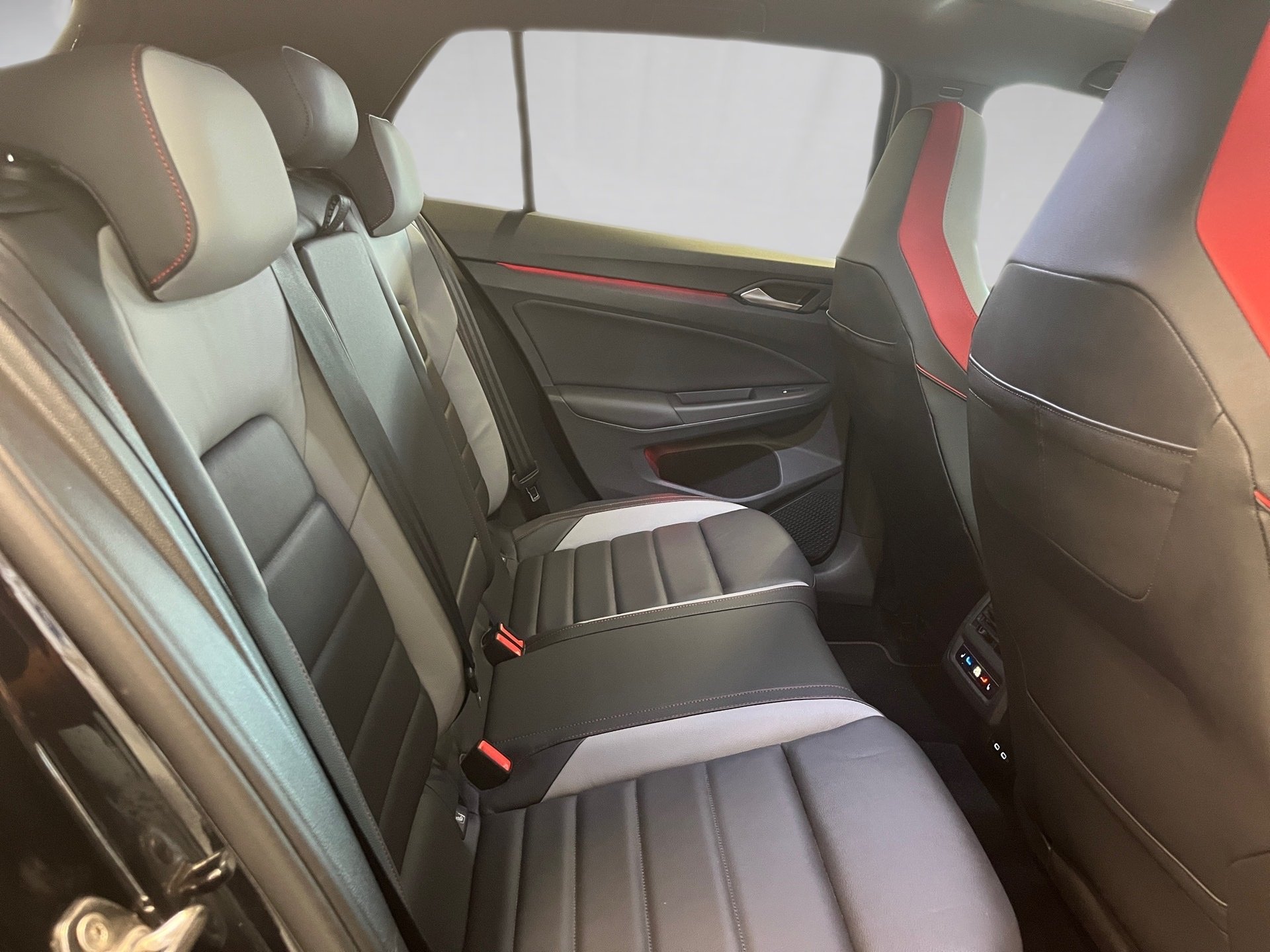 Golf VIII GTI+ALU 19+LEDER+PANO+LED-MATRIX+STANDHEIZUNG+RÜCKFAHRKAMERA+NAVI PRO