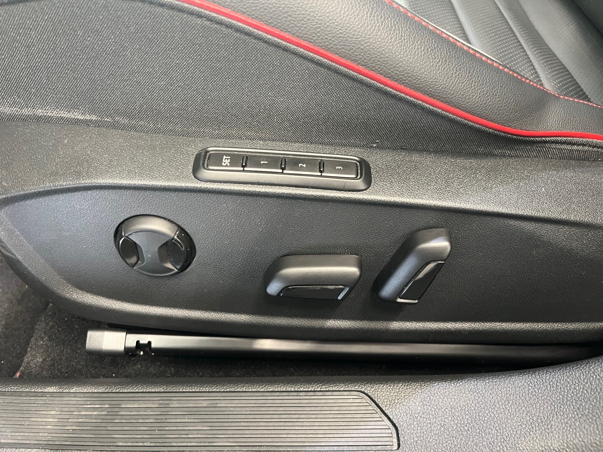 Golf VIII GTI+ALU 19+LEDER+PANO+LED-MATRIX+STANDHEIZUNG+RÜCKFAHRKAMERA+NAVI PRO
