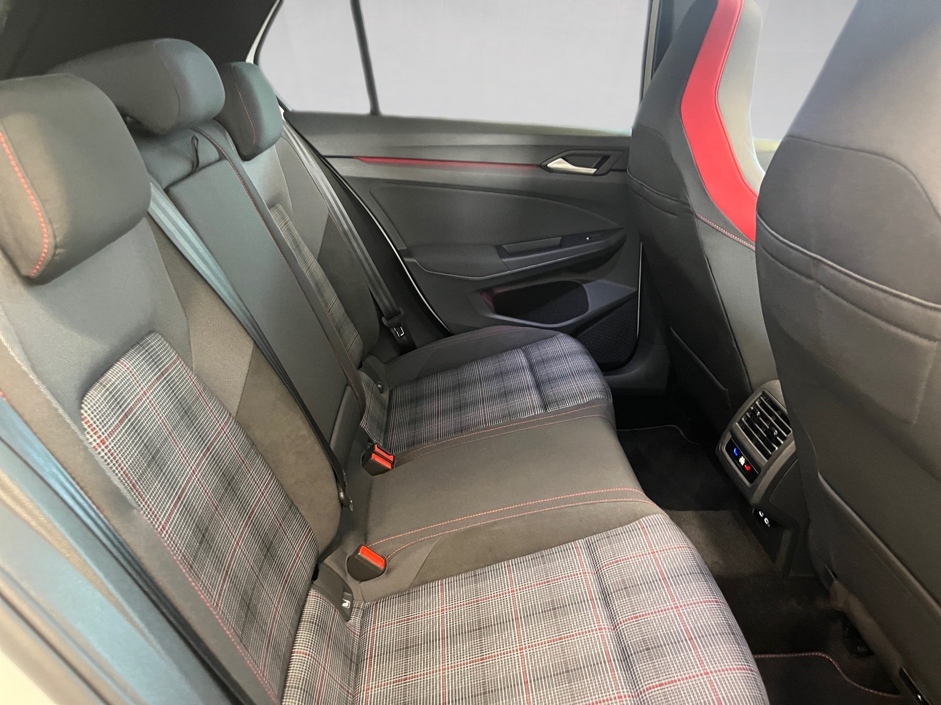 Golf VIII GTI DSG+ALU 19+PANO+RÜCKFAHRKAMERA+SPORTFAHWERK+BLACK STYLE+LED-PLUS+TRA