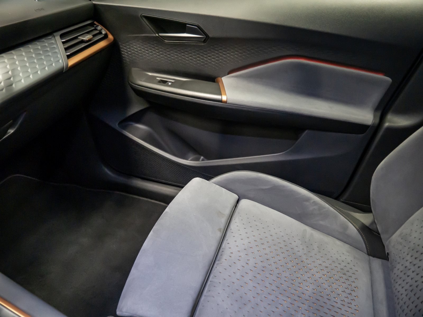 Born ALU 19+DCC+PANO+360° KAMERA+AR HUD+KEYLESS+BEATS AUDIO+TECH M+KLIMA+NAVI