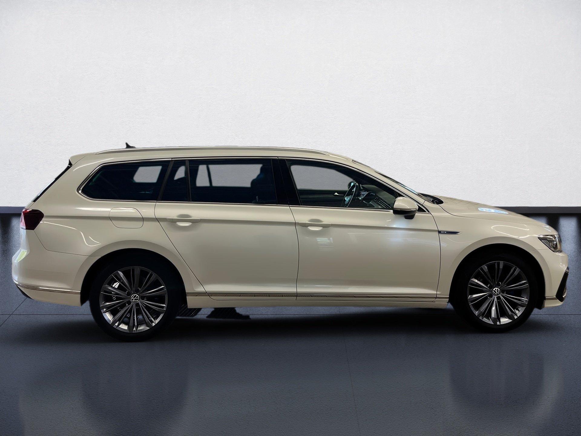 Passat Variant GTE DSG+ALU 18+RÜCKFAHRKAMERA+PANO+LED-MATRIX+NAVI+ACC+KEYLESS+APP CONNE