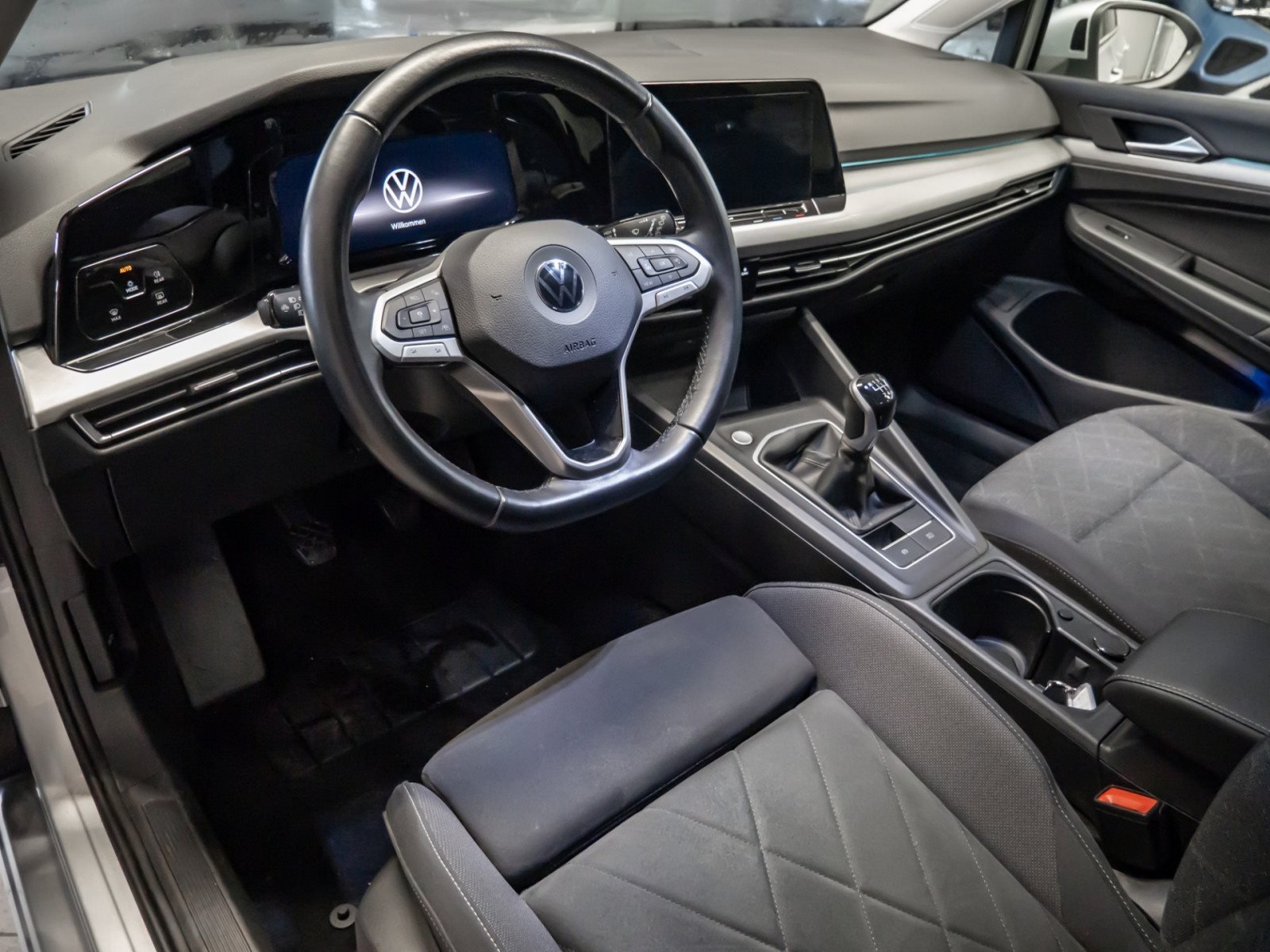 Golf VIII Variant LIFE TSI+ALU 16+AHK+ERGO SITZ+STANDHEIZUNG+TRAVEL ASSIST+NAVI