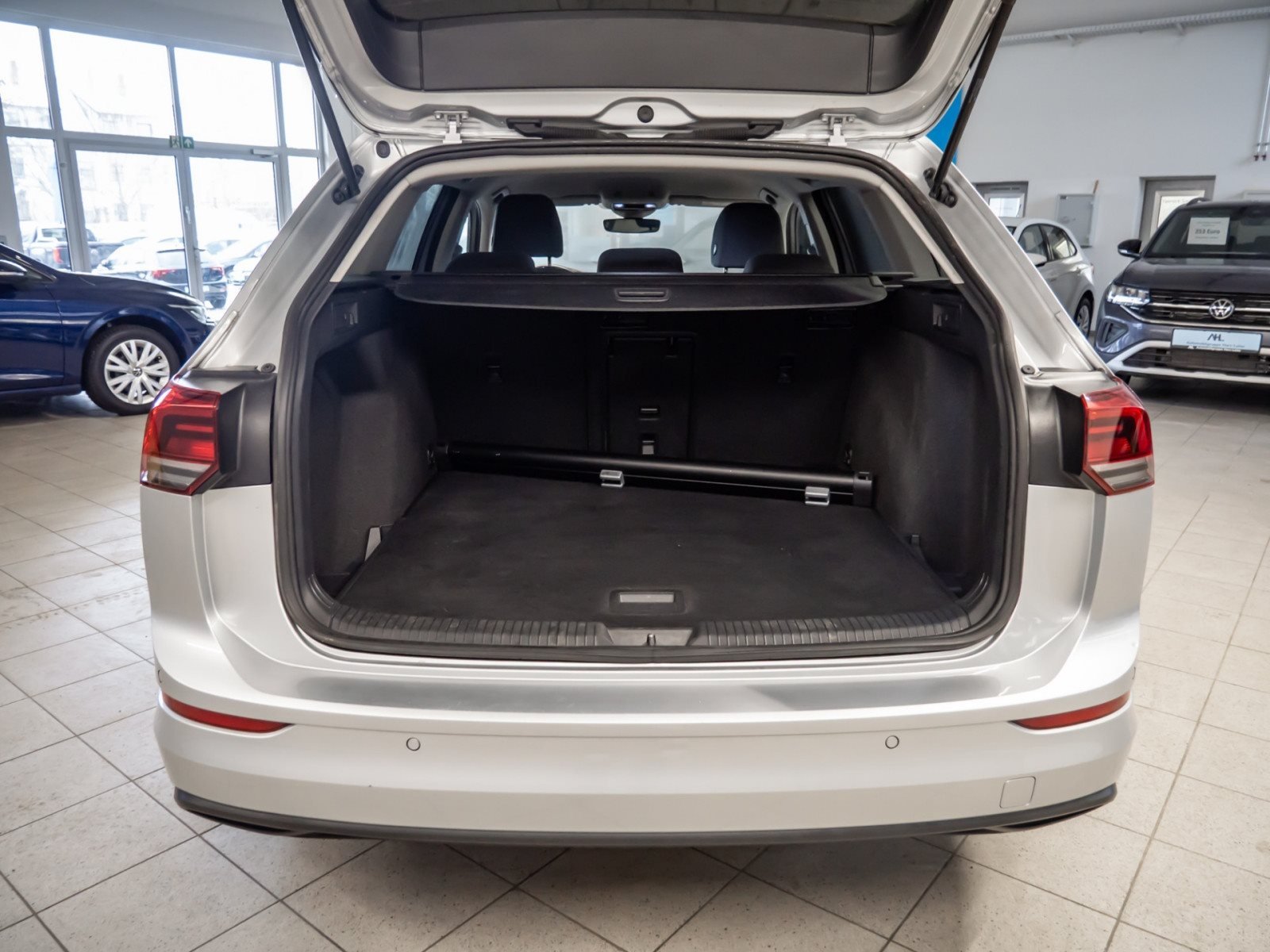 Golf VIII Variant LIFE TSI+ALU 16+AHK+ERGO SITZ+STANDHEIZUNG+TRAVEL ASSIST+NAVI