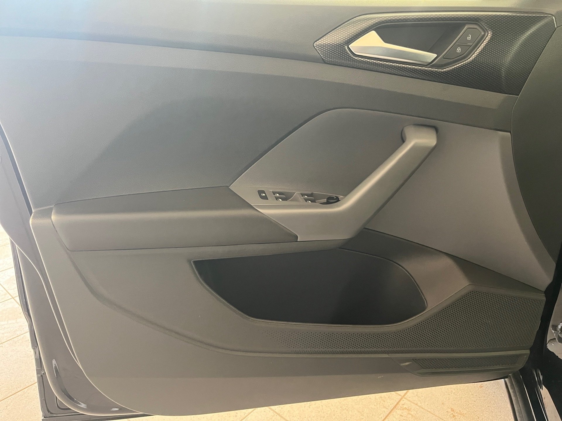 T-Cross Life LIFE TSI+ALU 16+ACC+EINPARKHILFE+APP CONNECT+KLIMA+WINTERPAKET+SIDE ASSI
