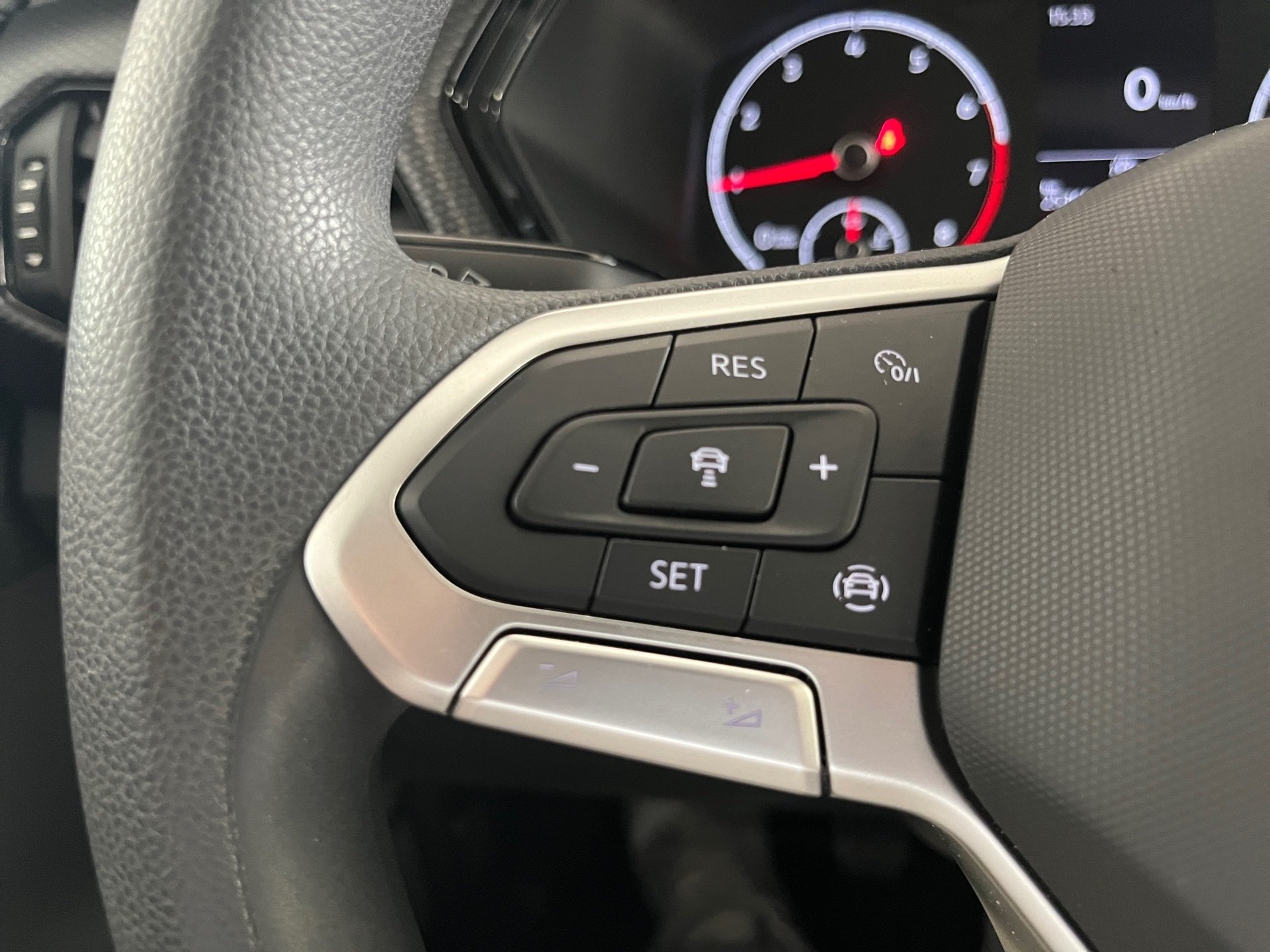 T-Cross Life LIFE TSI+ALU 16+ACC+EINPARKHILFE+APP CONNECT+KLIMA+WINTERPAKET+SIDE ASSI