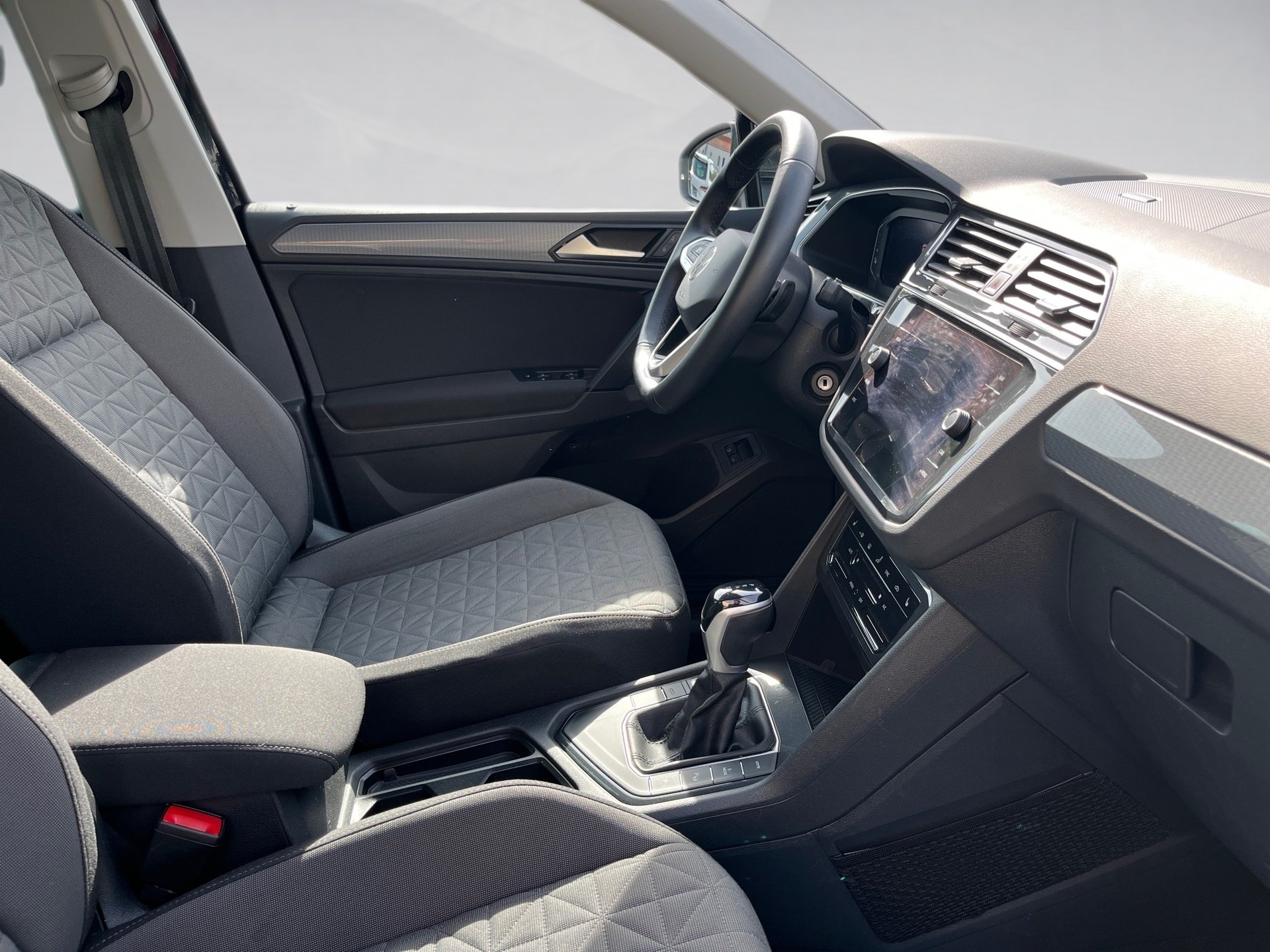 Tiguan LIFE eHybrid DSG+ALU 18+AHK+TRAVEL ASSIST+ACC+RÜCKFAHRKA.+APPCONNECT+LED