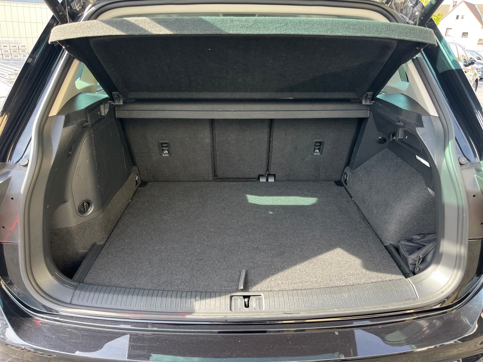 Tiguan LIFE eHybrid DSG+ALU 18+AHK+TRAVEL ASSIST+ACC+RÜCKFAHRKA.+APPCONNECT+LED
