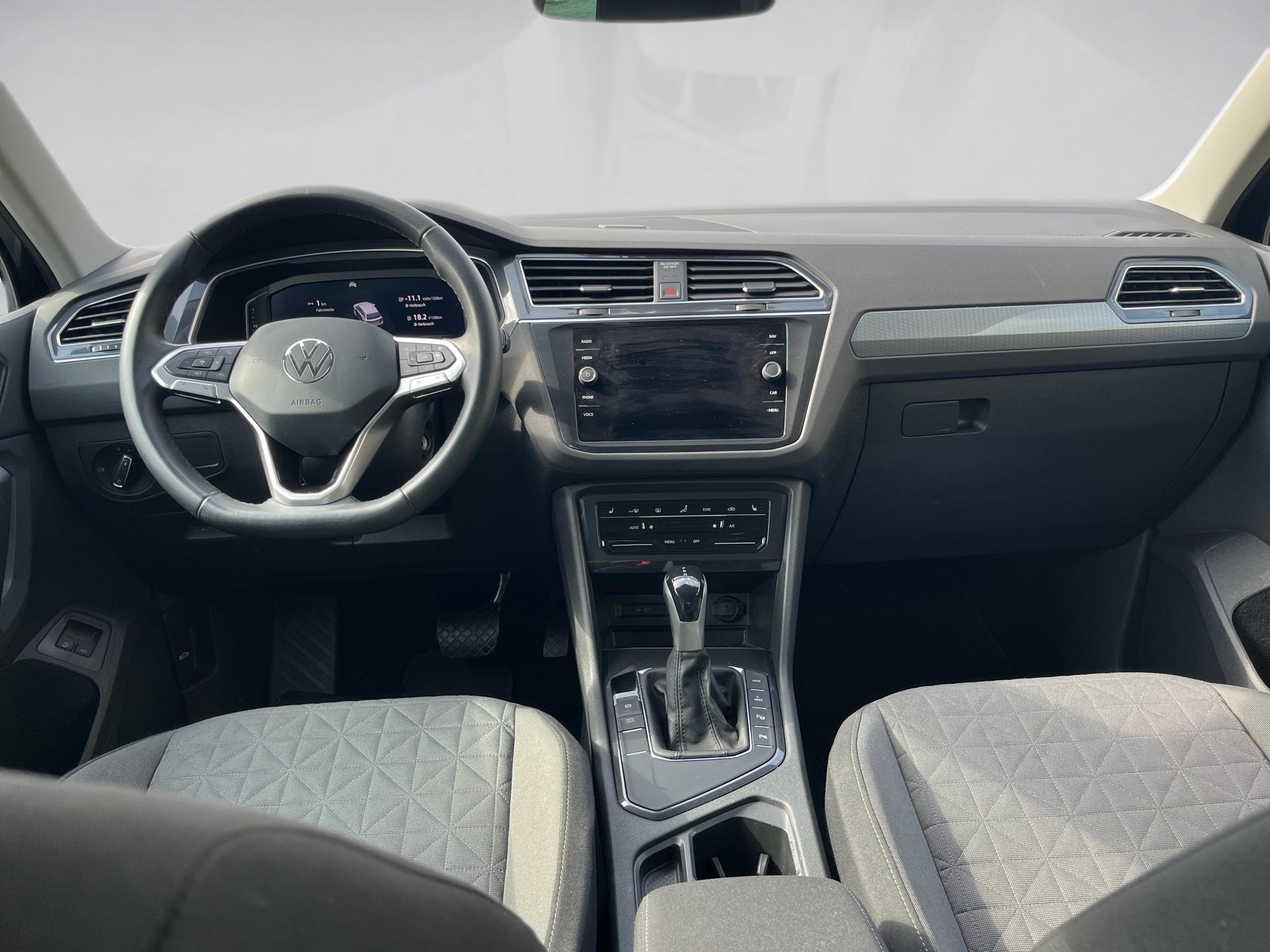 Tiguan LIFE eHybrid DSG+ALU 18+AHK+TRAVEL ASSIST+ACC+RÜCKFAHRKA.+APPCONNECT+LED
