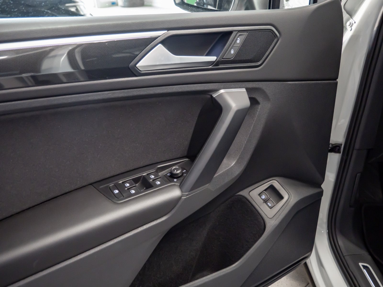 Tiguan ELEGANCE eHYBRID DSG+ALU 18+NAVI+LED-MATRIX+ACC+PARK ASSIST+SIDE ASSIST