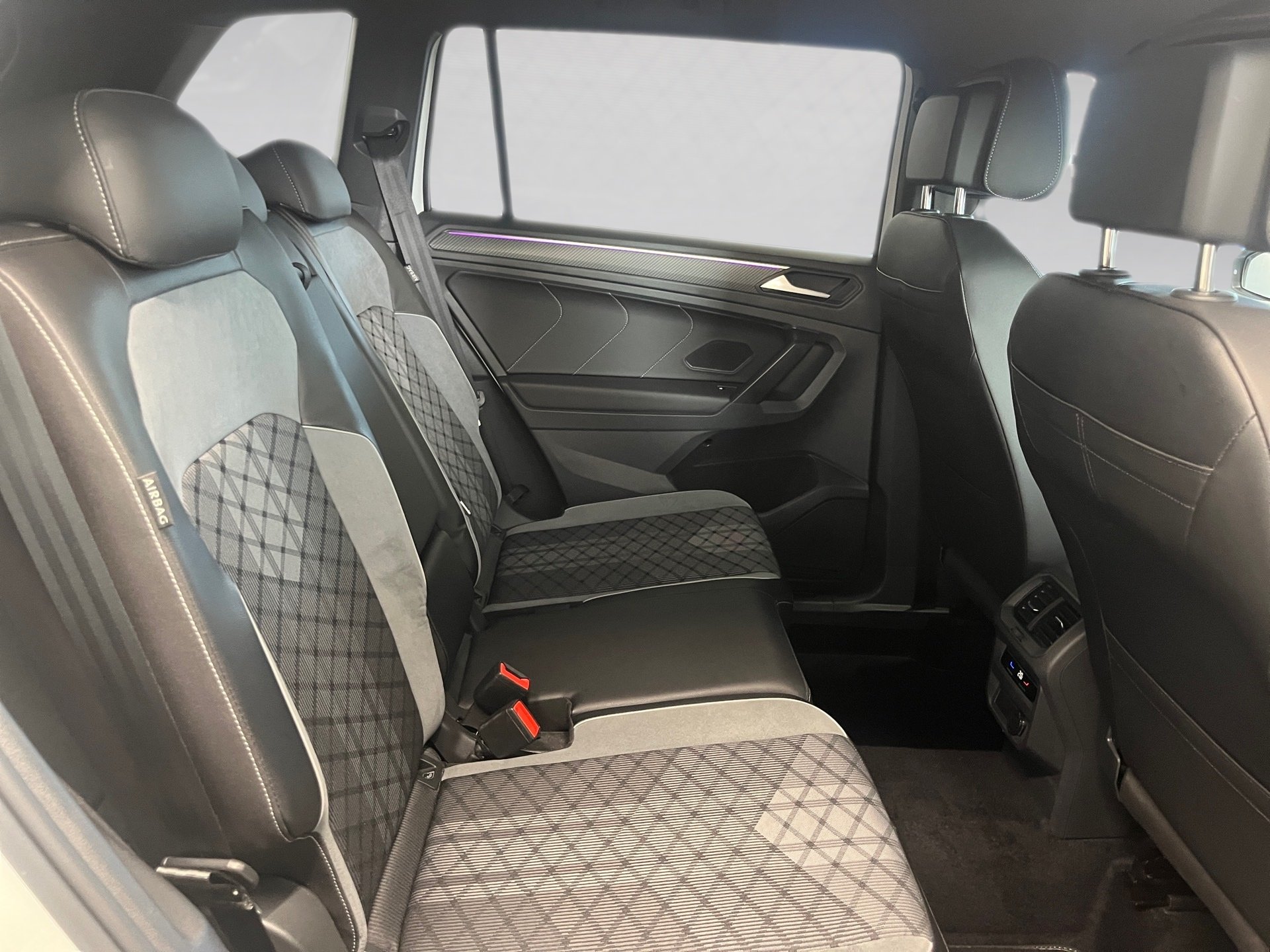 Tiguan Allspace R-LINE 4MOTION TSI DSG+ALU 16+ACC+EINPARKHILFE+IQ. LIGHT+APP CONNECT
