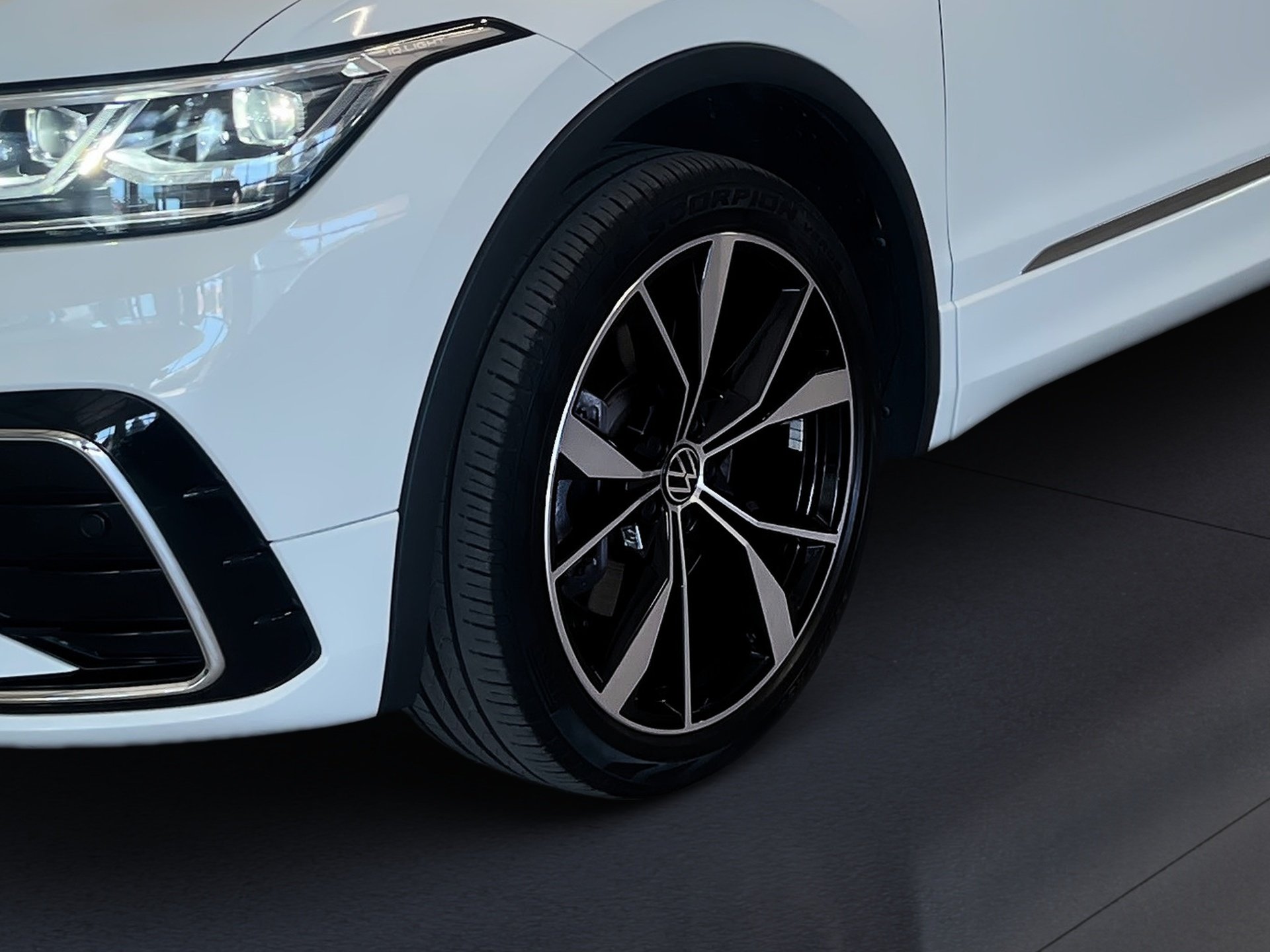 Tiguan Allspace R-LINE 4MOTION TSI DSG+ALU 16+ACC+EINPARKHILFE+IQ. LIGHT+APP CONNECT