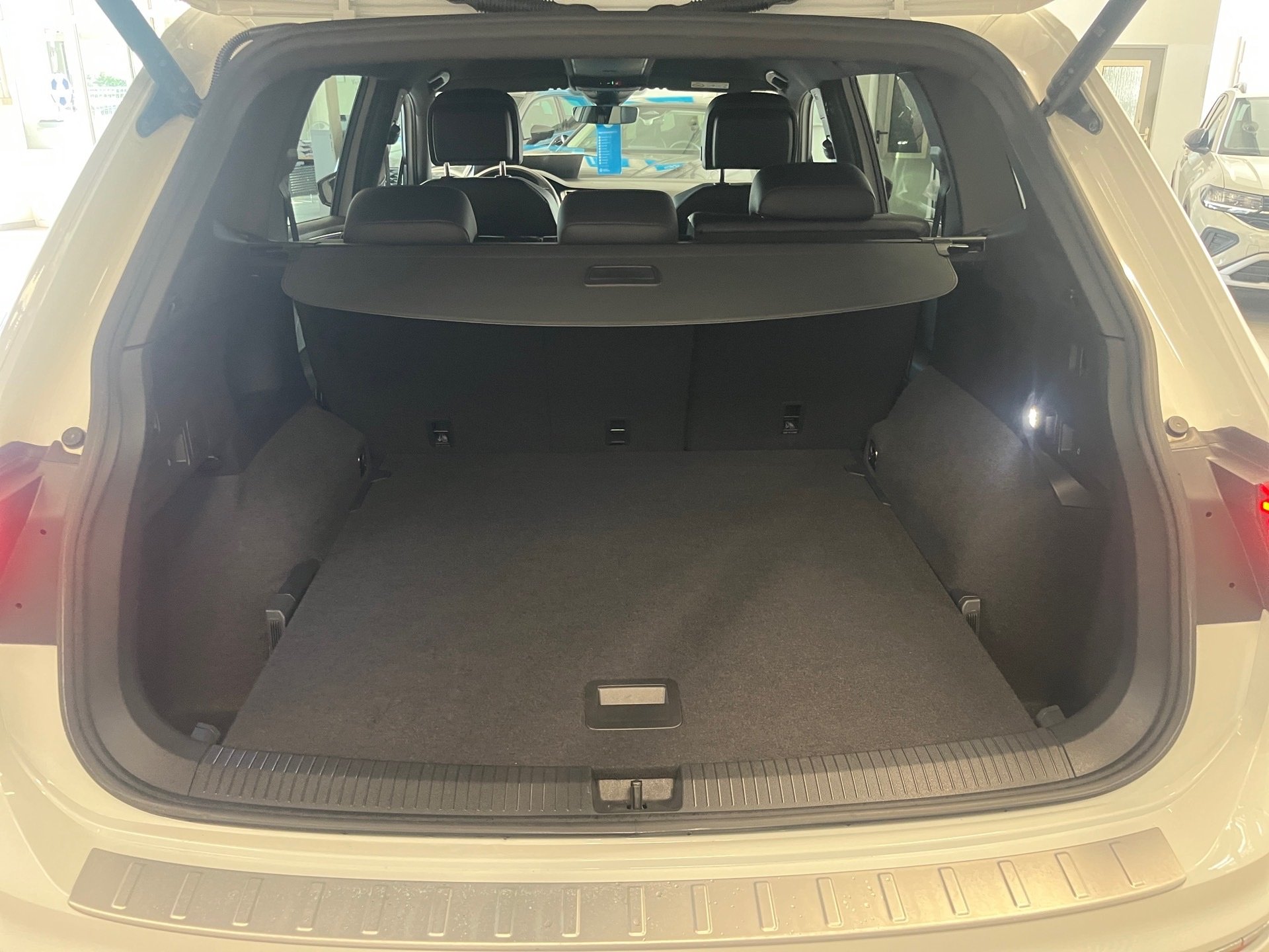 Tiguan Allspace R-LINE 4MOTION TSI DSG+ALU 16+ACC+EINPARKHILFE+IQ. LIGHT+APP CONNECT