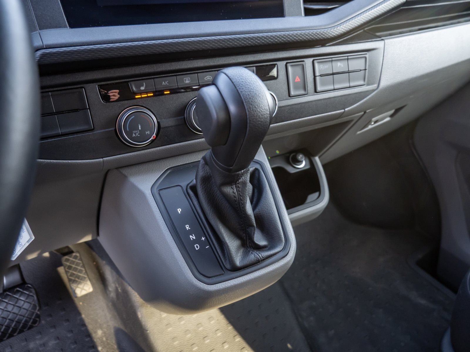 Transporter Kombi TDI DSG+ACC+ELK HECKKLAPPE+RÜCKFAHRKAMERA+SITZHEIZUNG+KLIMA+APP CONNECT