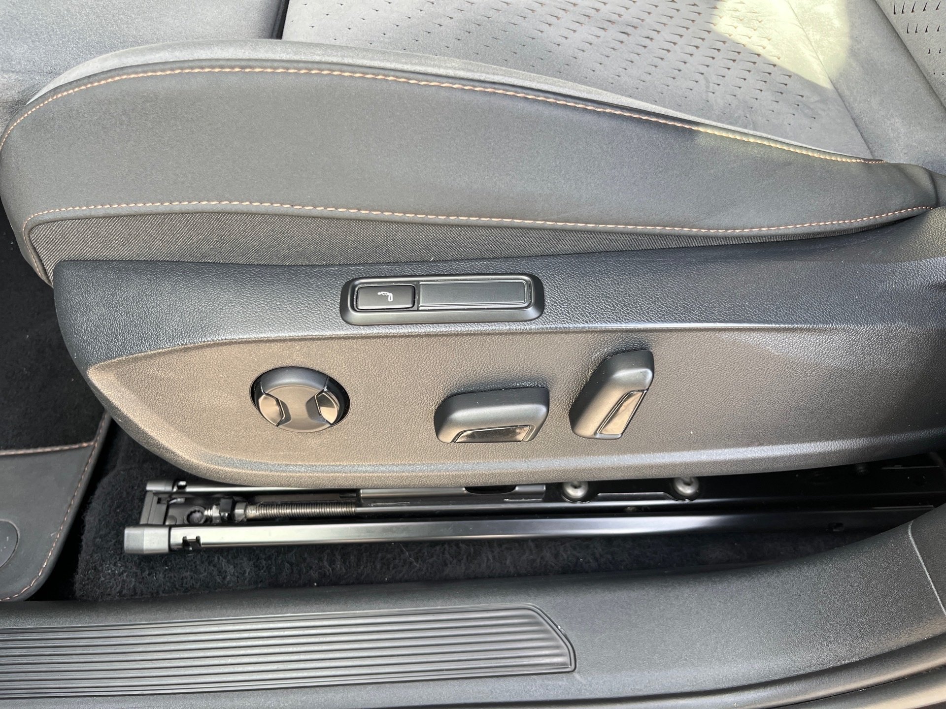 Born eBOOST+ALU 20+DCC+BEATS AUDIO+RÜCKFAHRKAMERA+AR-HUD+KEYLESS+ELK SITZE