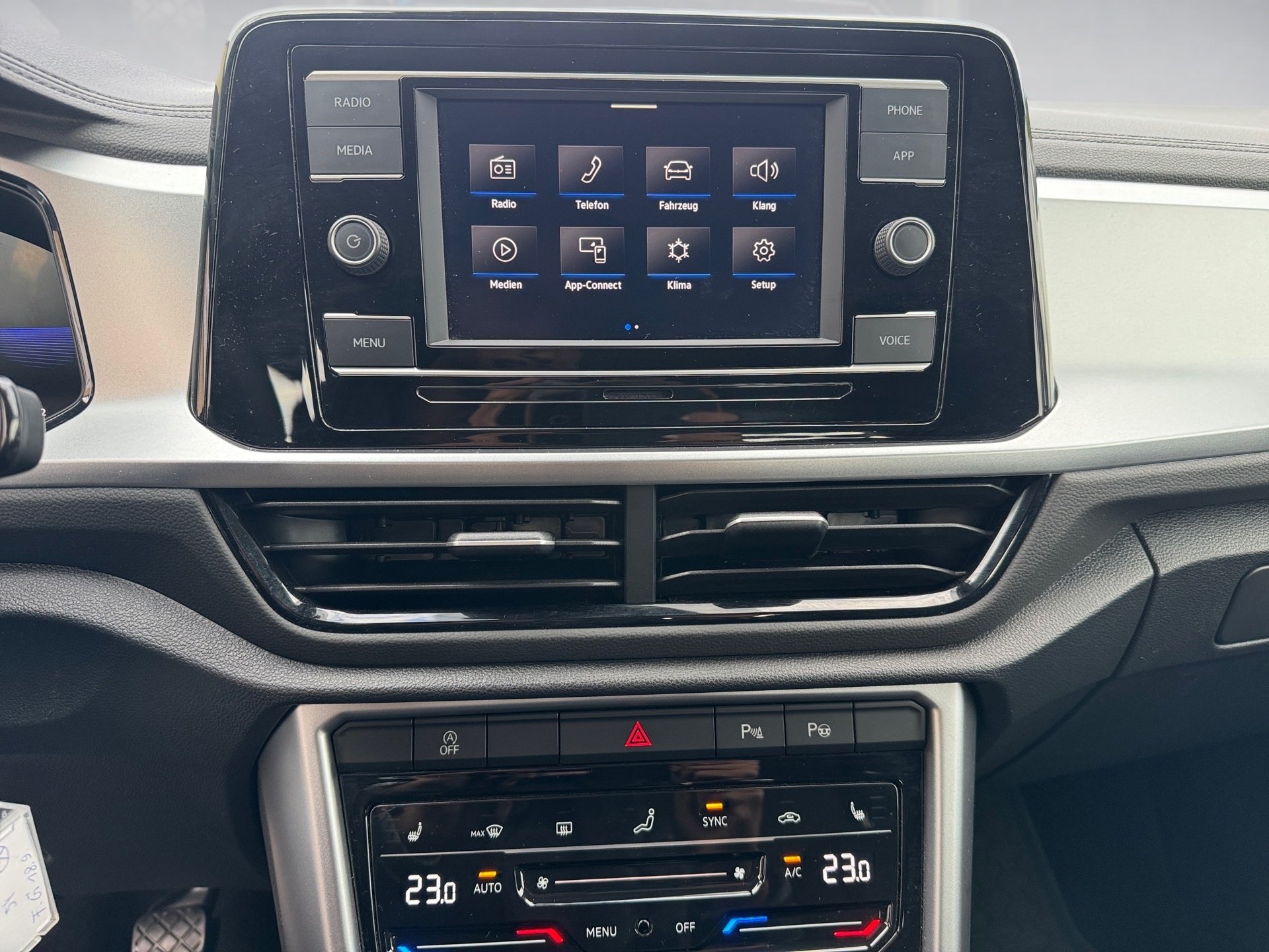 T-Roc LIFE TSI+ALU 16+AHK+PARK ASSIST+LED+APP CONNECT+KOMFORT+WINTERPAKET