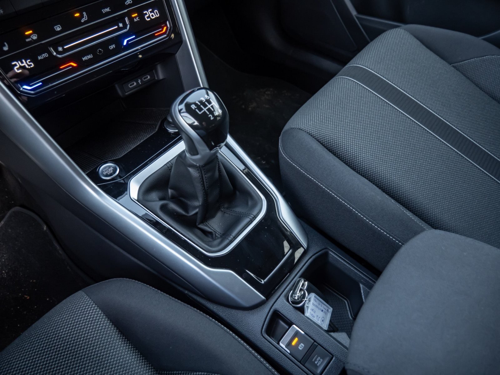 T-Roc LIFE TSI+ALU 16+KEYLESS+TRAVEL ASSIST+LED+KLIMA+APP CONNECT+SIDE ASSIST