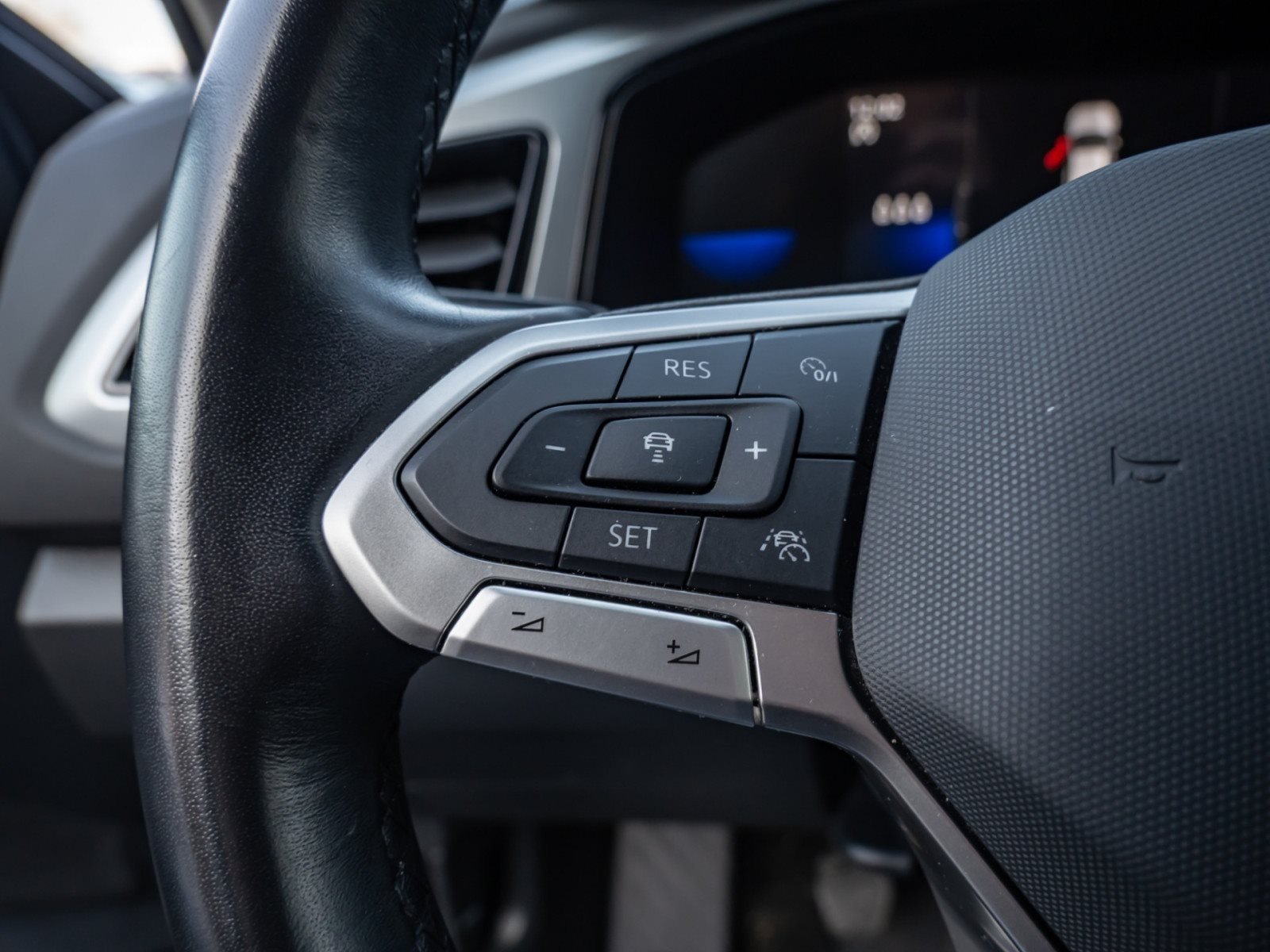 T-Roc LIFE TSI+ALU 16+KEYLESS+TRAVEL ASSIST+LED+KLIMA+APP CONNECT+SIDE ASSIST