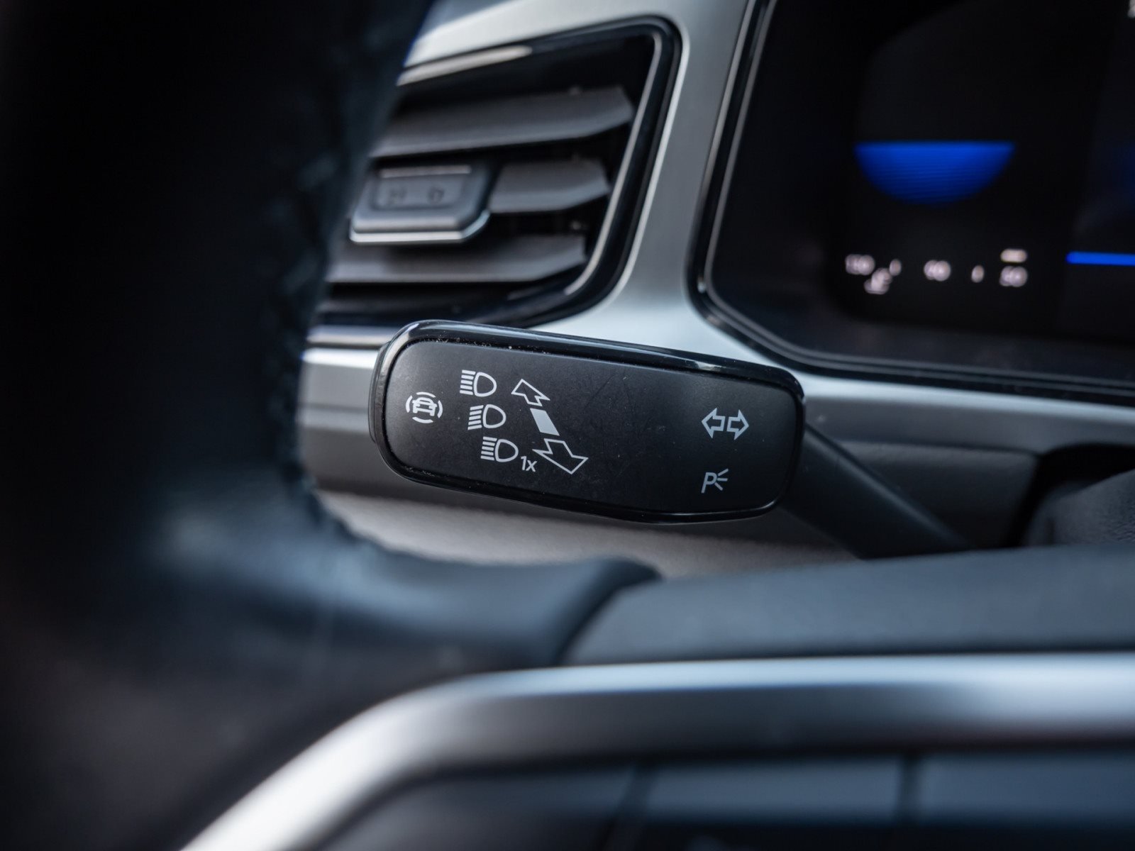 T-Roc LIFE TSI+ALU 16+KEYLESS+TRAVEL ASSIST+LED+KLIMA+APP CONNECT+SIDE ASSIST