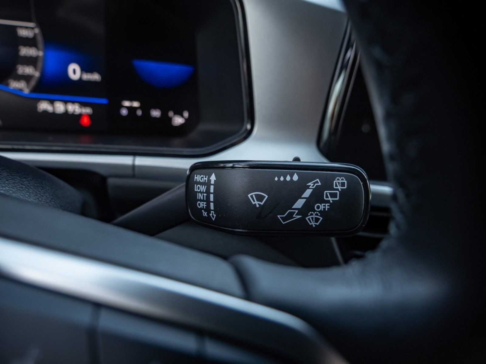 T-Roc LIFE TSI+ALU 16+KEYLESS+TRAVEL ASSIST+LED+KLIMA+APP CONNECT+SIDE ASSIST