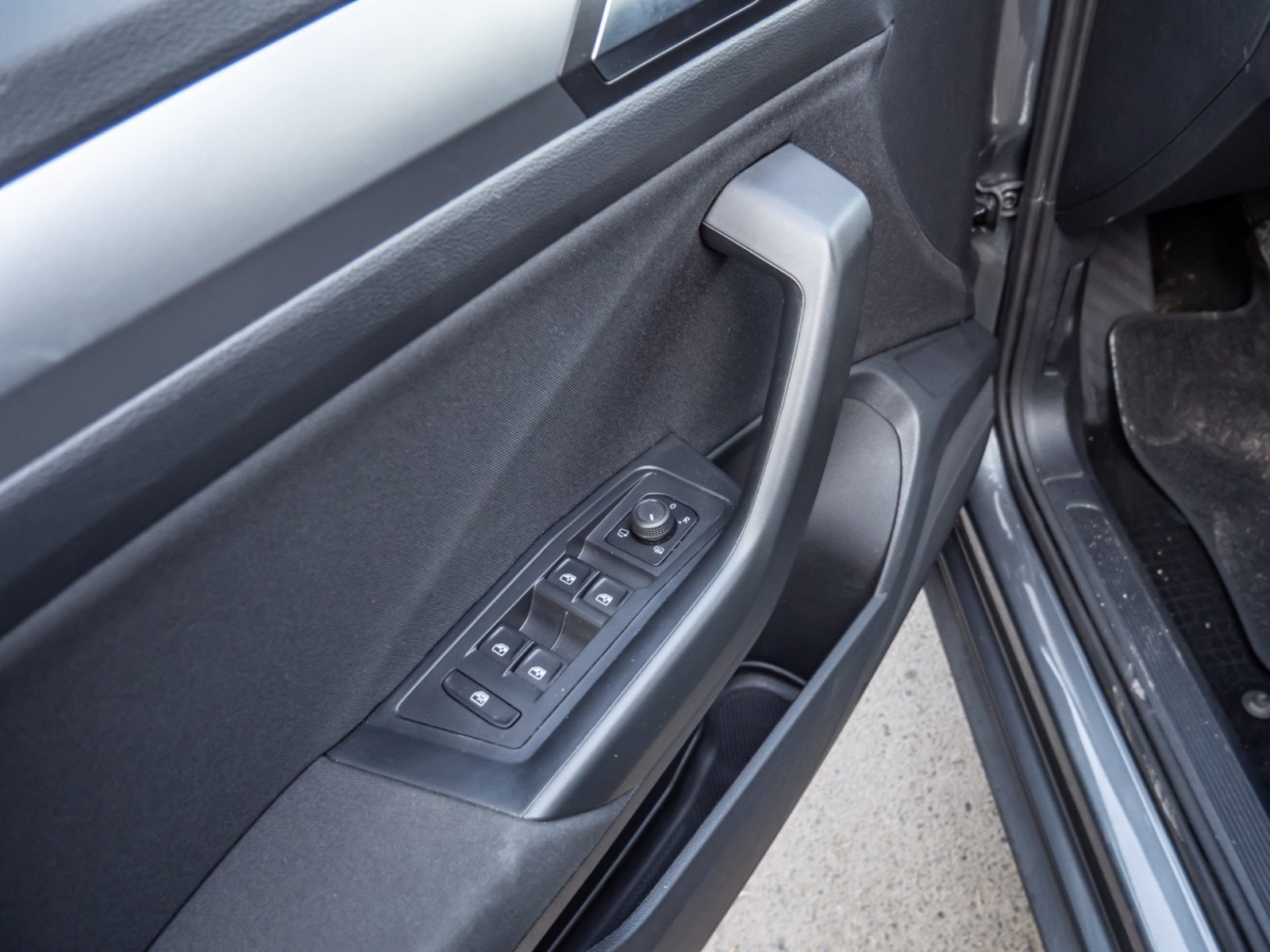 T-Roc LIFE TSI+ALU 16+KEYLESS+TRAVEL ASSIST+LED+KLIMA+APP CONNECT+SIDE ASSIST