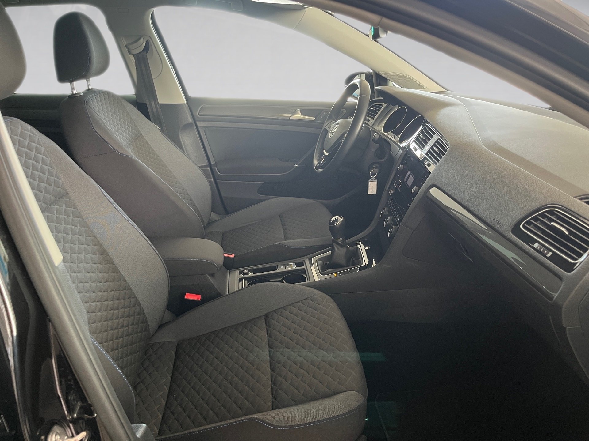 Golf VII JOIN TSI+ALU 16+SITZHEIZUNG+NAVI+EINPARKHILFE+KLIMA+USB+FRONT ASSIST