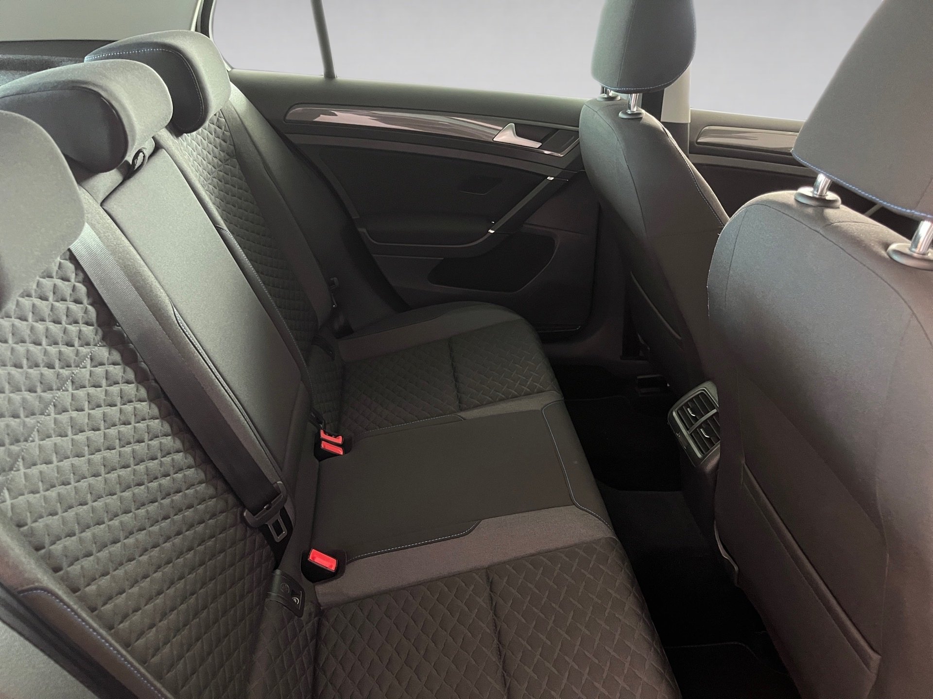 Golf VII JOIN TSI+ALU 16+SITZHEIZUNG+NAVI+EINPARKHILFE+KLIMA+USB+FRONT ASSIST