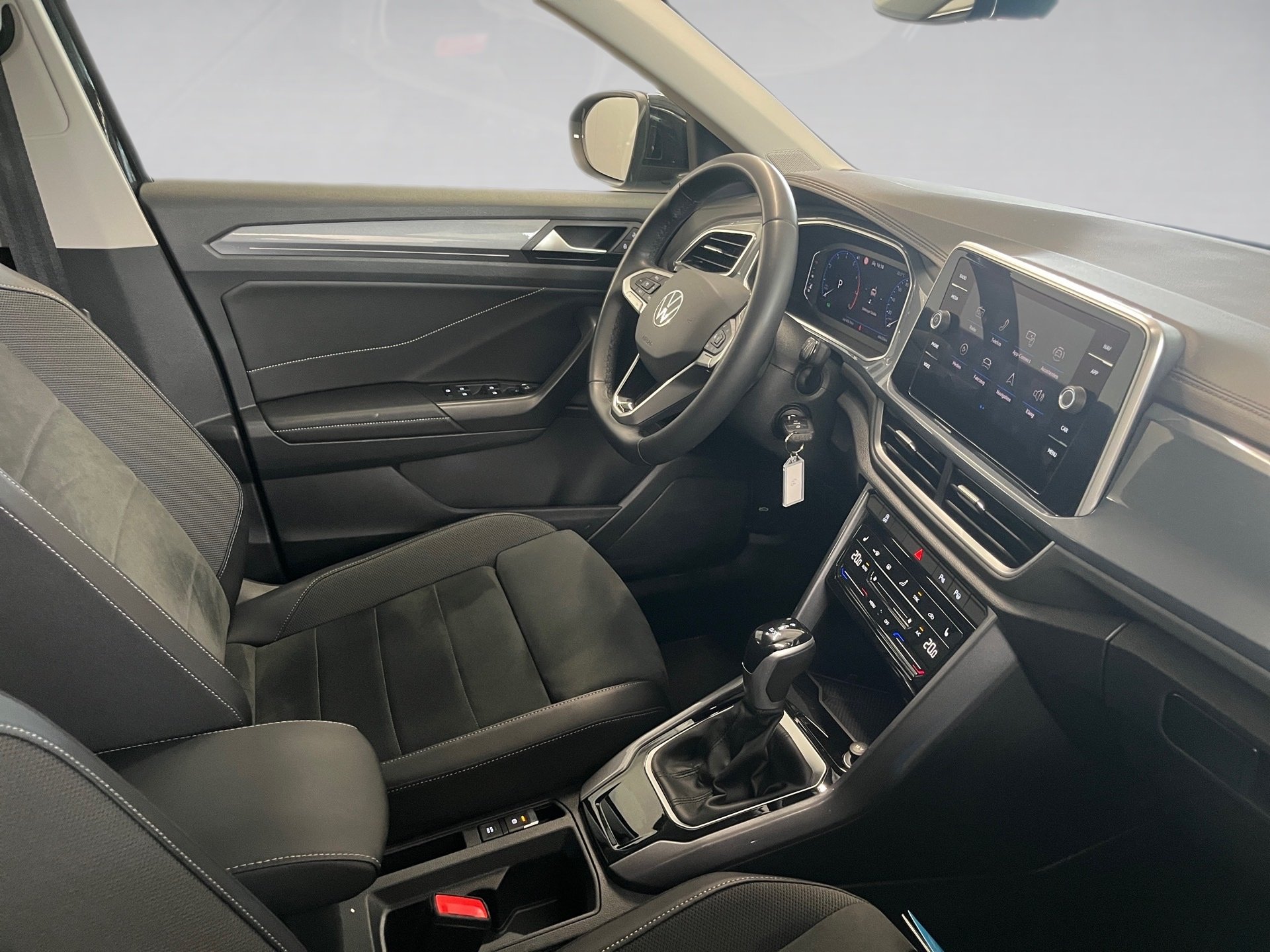 T-ROC STYLE TSI DSG+AHK+ALU 17+RÜCKFAHRKAMERA+ACC+TRAVEL ASSIST+NAVI+PARK ASSI