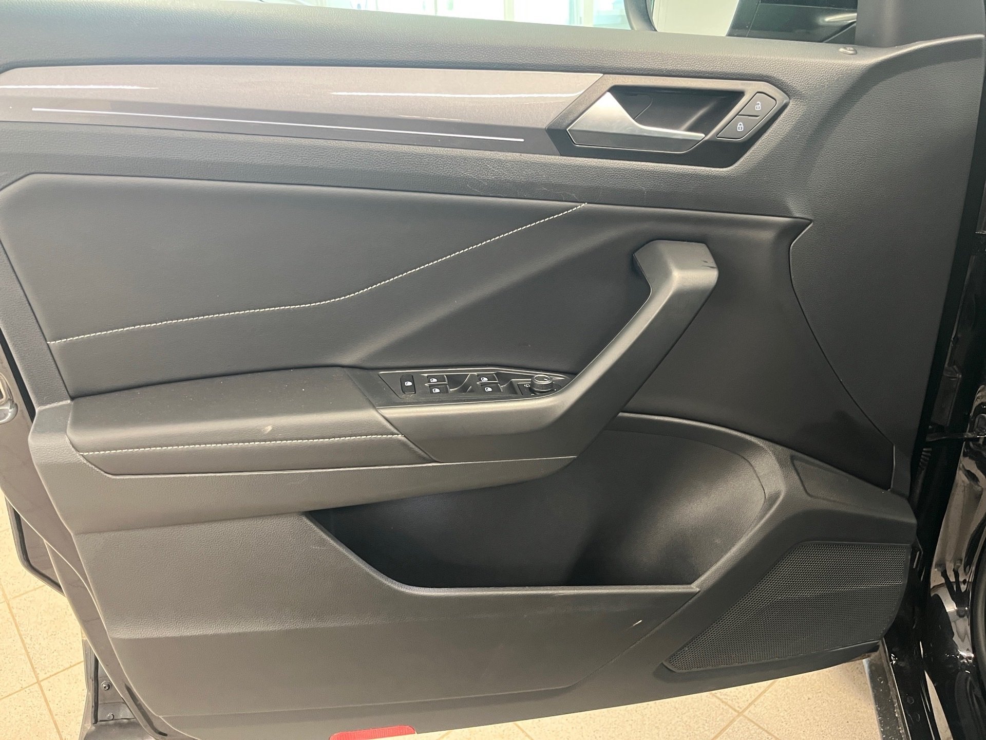 T-ROC STYLE TSI DSG+AHK+ALU 17+RÜCKFAHRKAMERA+ACC+TRAVEL ASSIST+NAVI+PARK ASSI