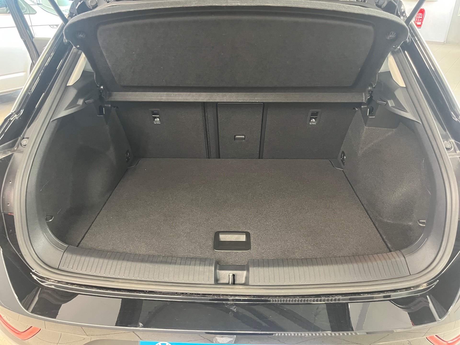T-ROC STYLE TSI DSG+AHK+ALU 17+RÜCKFAHRKAMERA+ACC+TRAVEL ASSIST+NAVI+PARK ASSI
