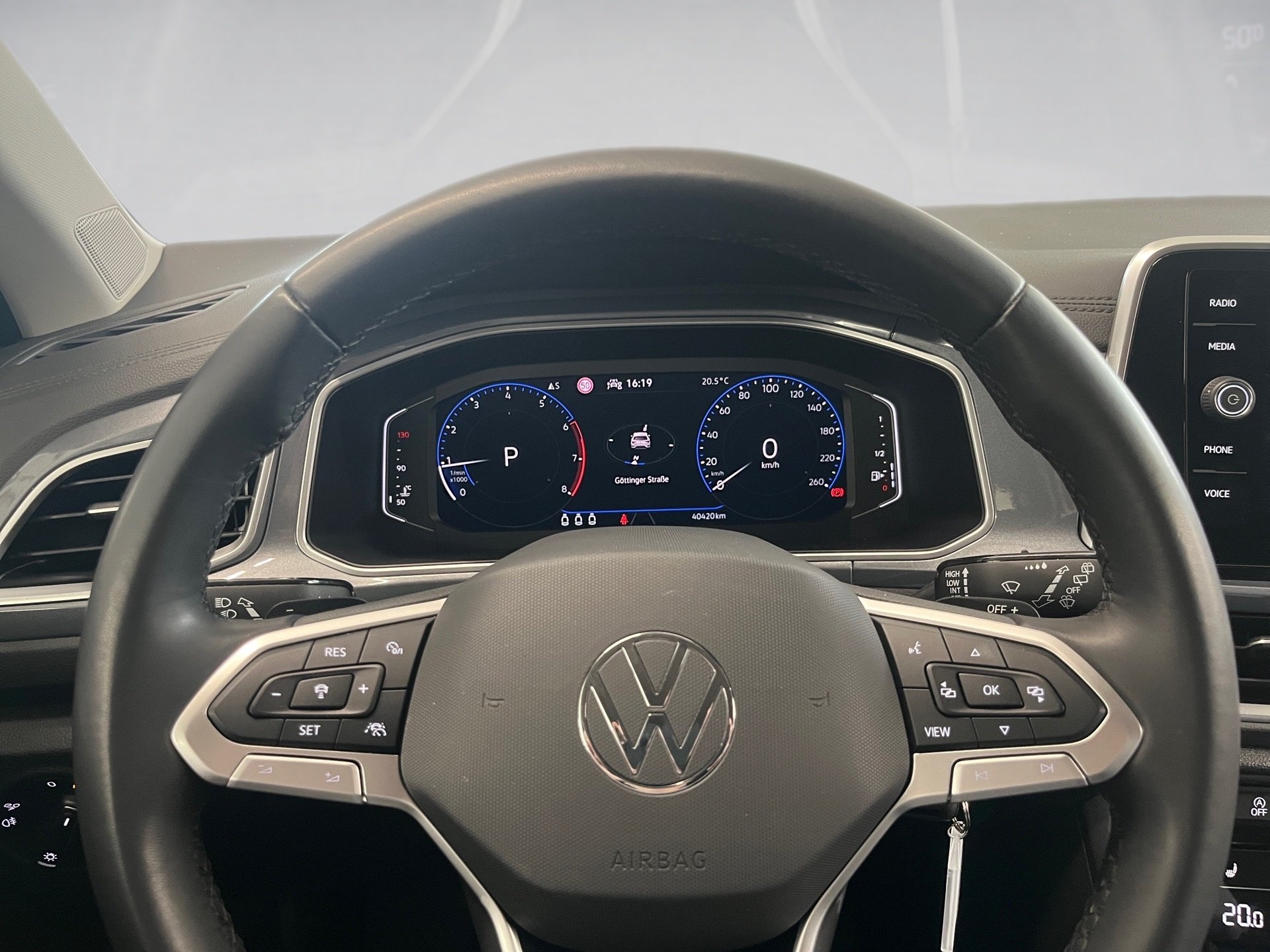 T-ROC STYLE TSI DSG+AHK+ALU 17+RÜCKFAHRKAMERA+ACC+TRAVEL ASSIST+NAVI+PARK ASSI
